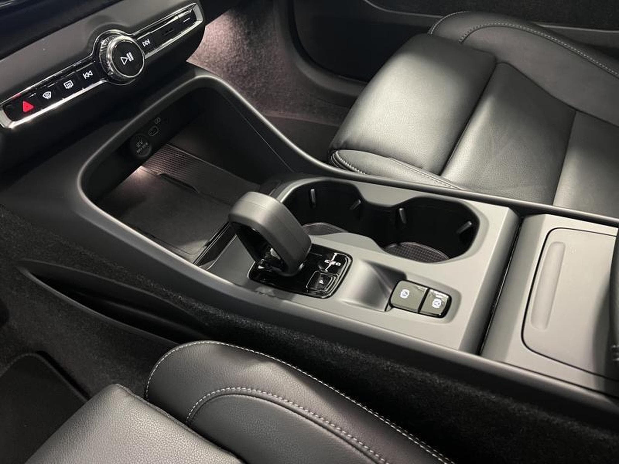 Volvo XC40 Core (2025) - Photo 8