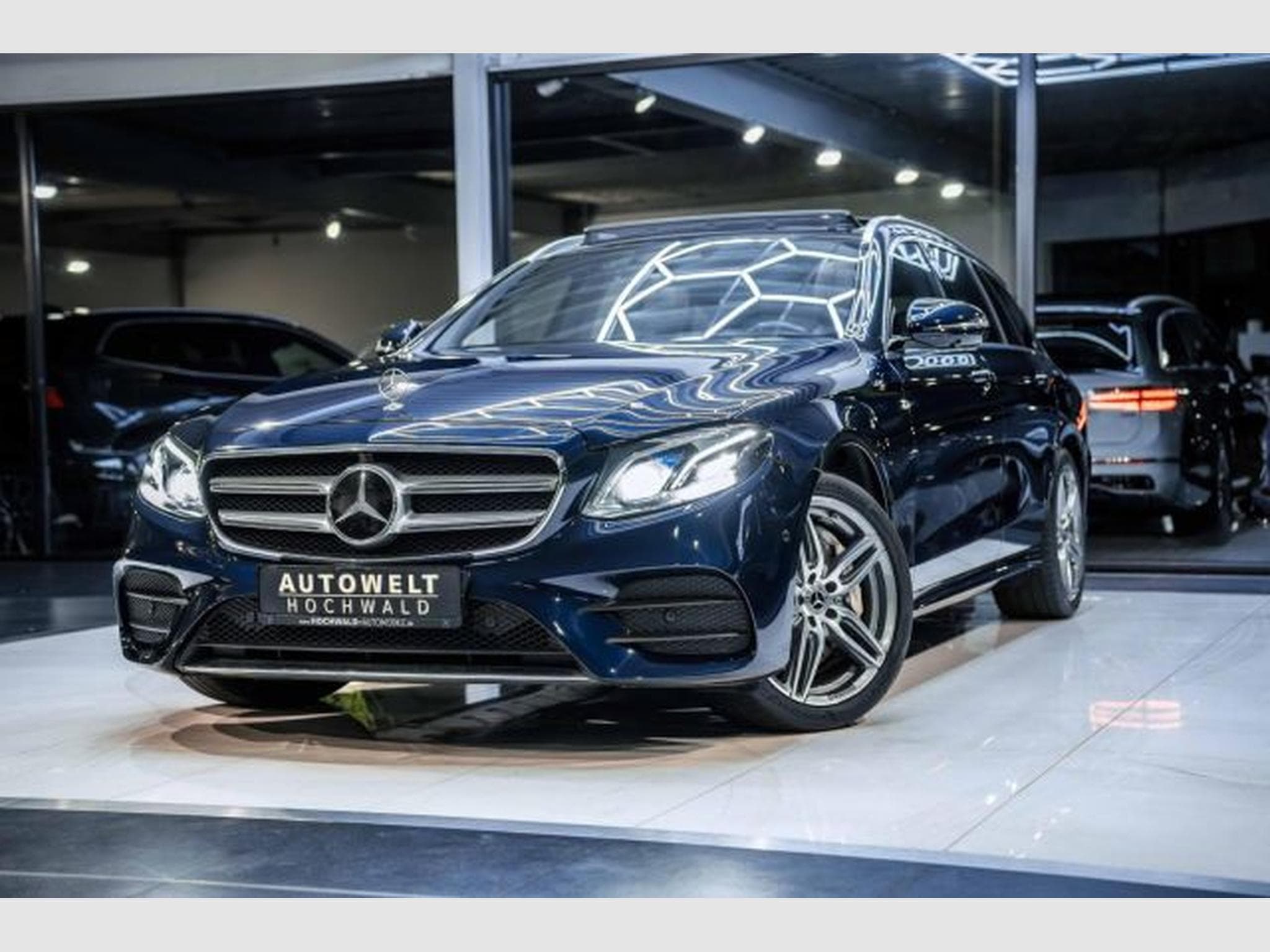 Mercedes E 400 E 400d 4Matic AMG-Line AHK Airmatic PANO HuD LED (2019) - Photo 2