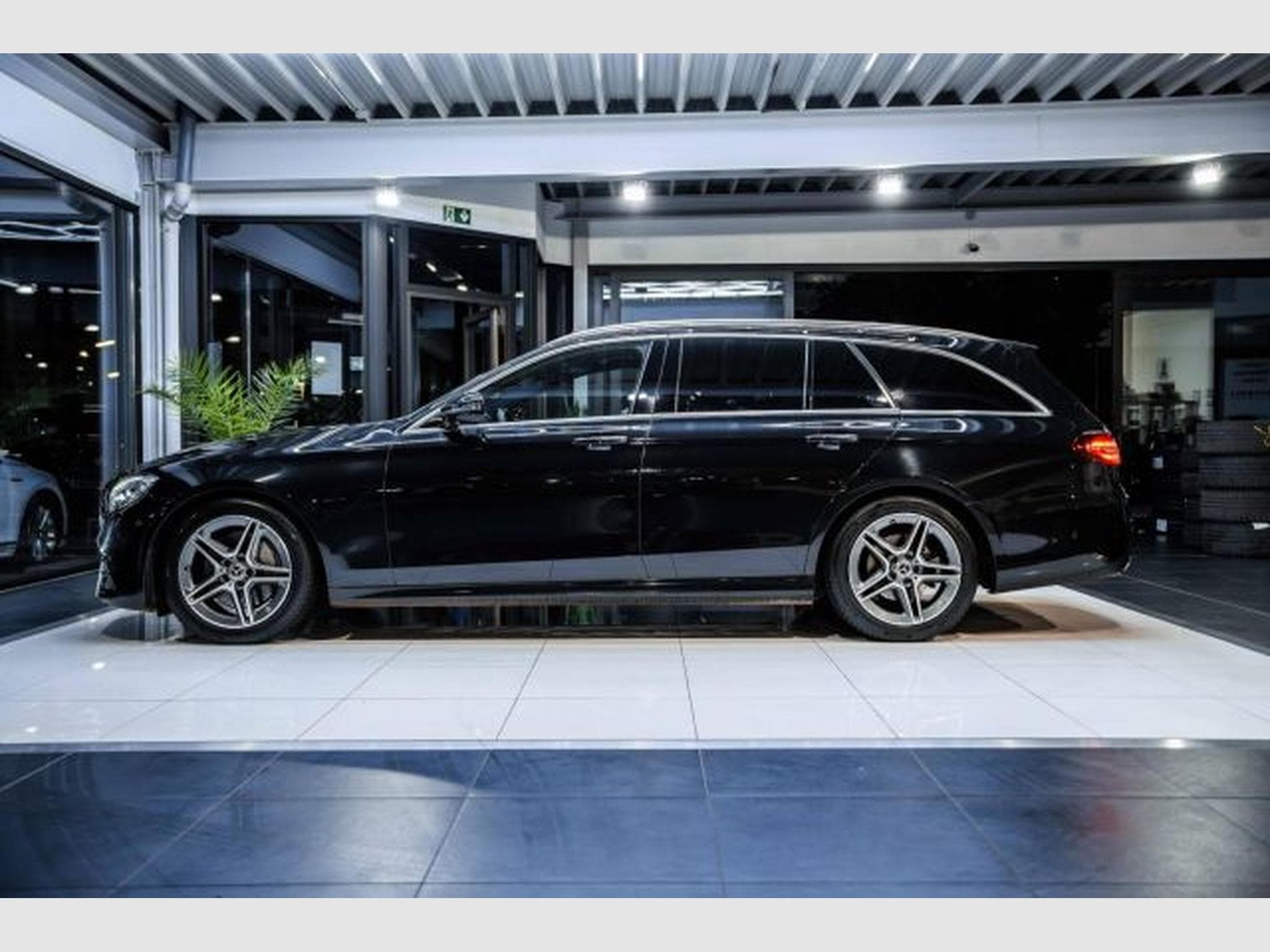 Mercedes E 220 E 220d T 9G-TRONIC AMG Line NAVI AHK LED 360 RFK (2022) - Photo 10