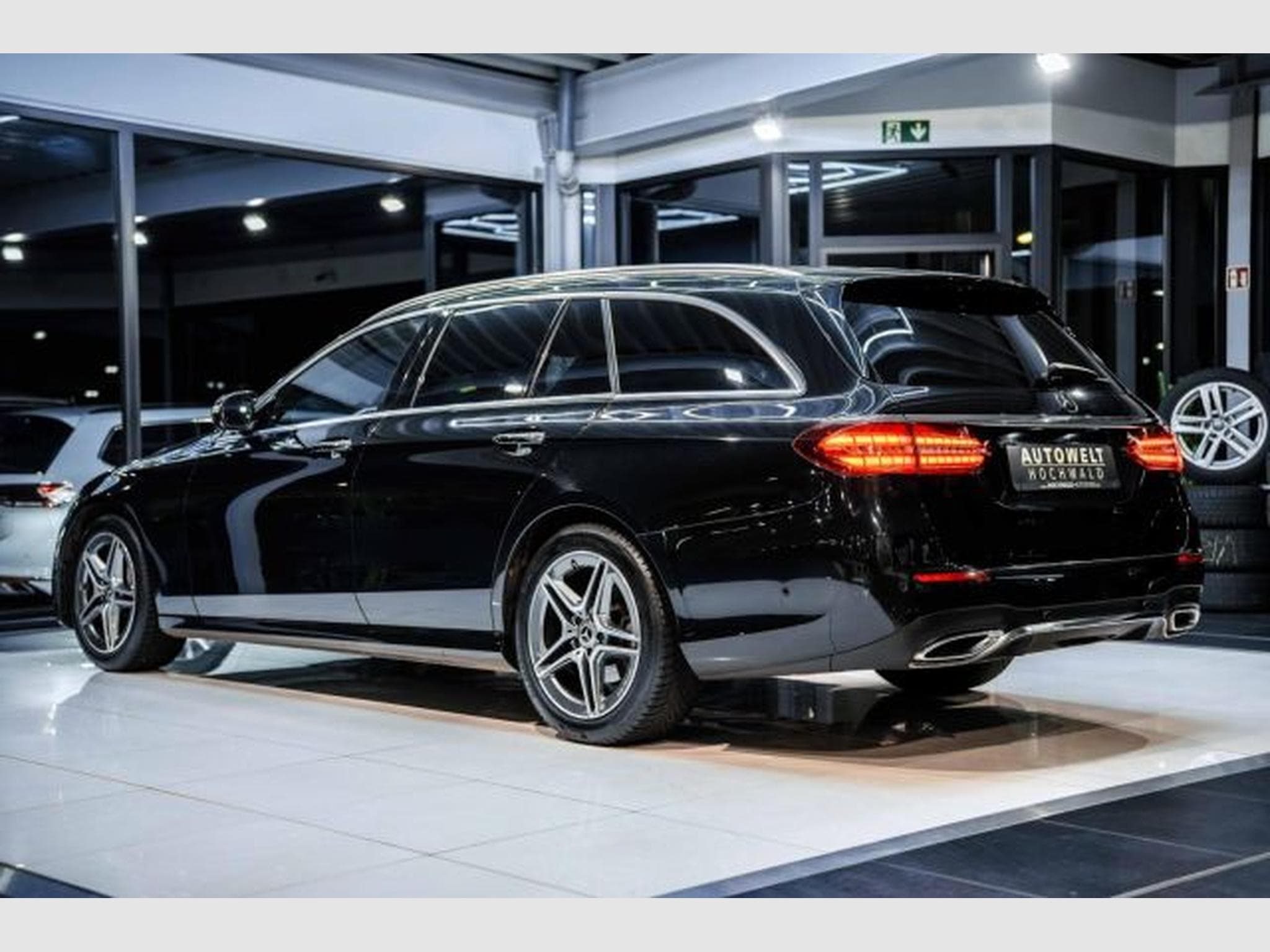 Mercedes E 220 E 220d T 9G-TRONIC AMG Line NAVI AHK LED 360 RFK (2022) - Photo 11