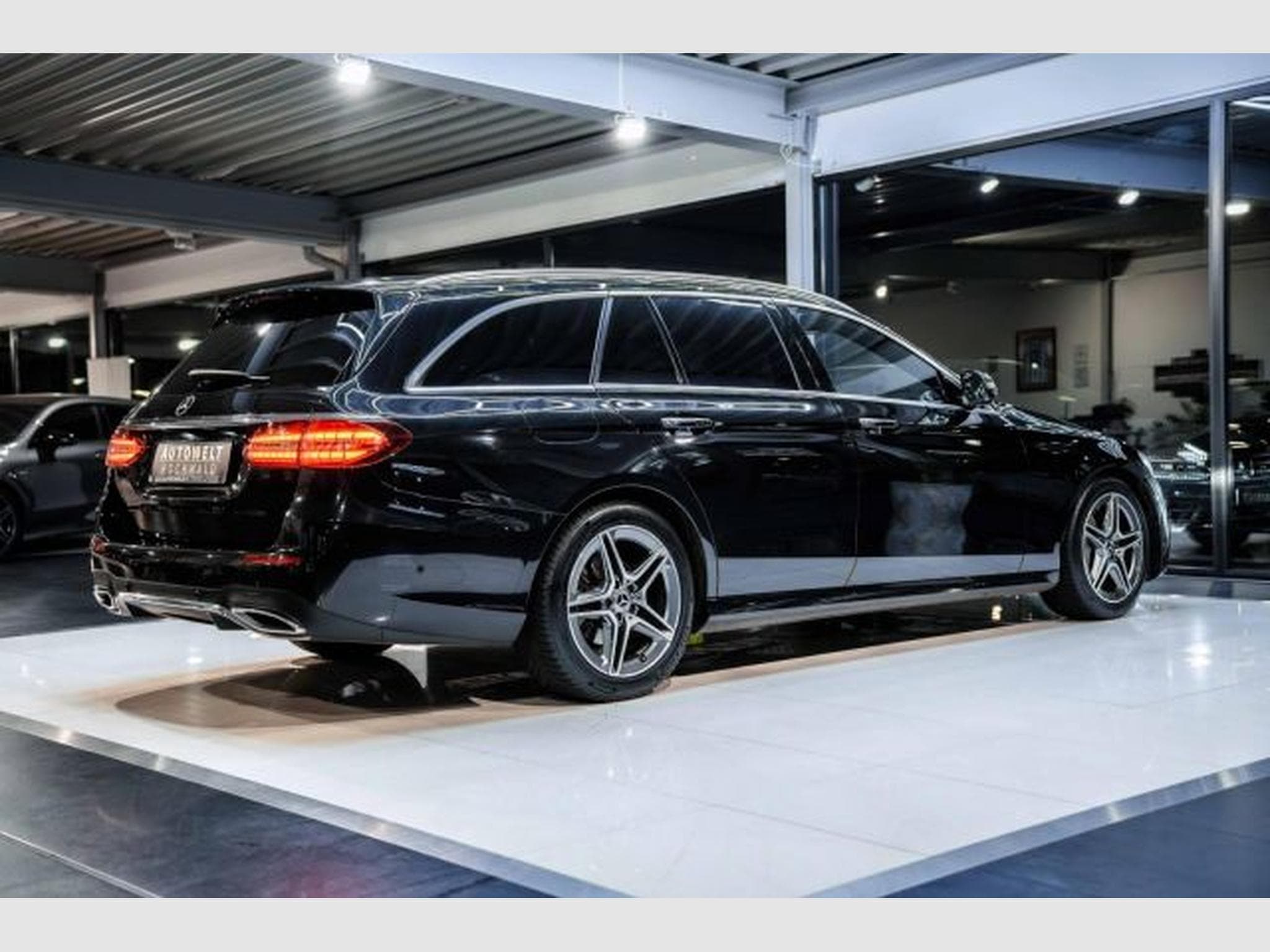 Mercedes E 220 E 220d T 9G-TRONIC AMG Line NAVI AHK LED 360 RFK (2022) - Photo 13