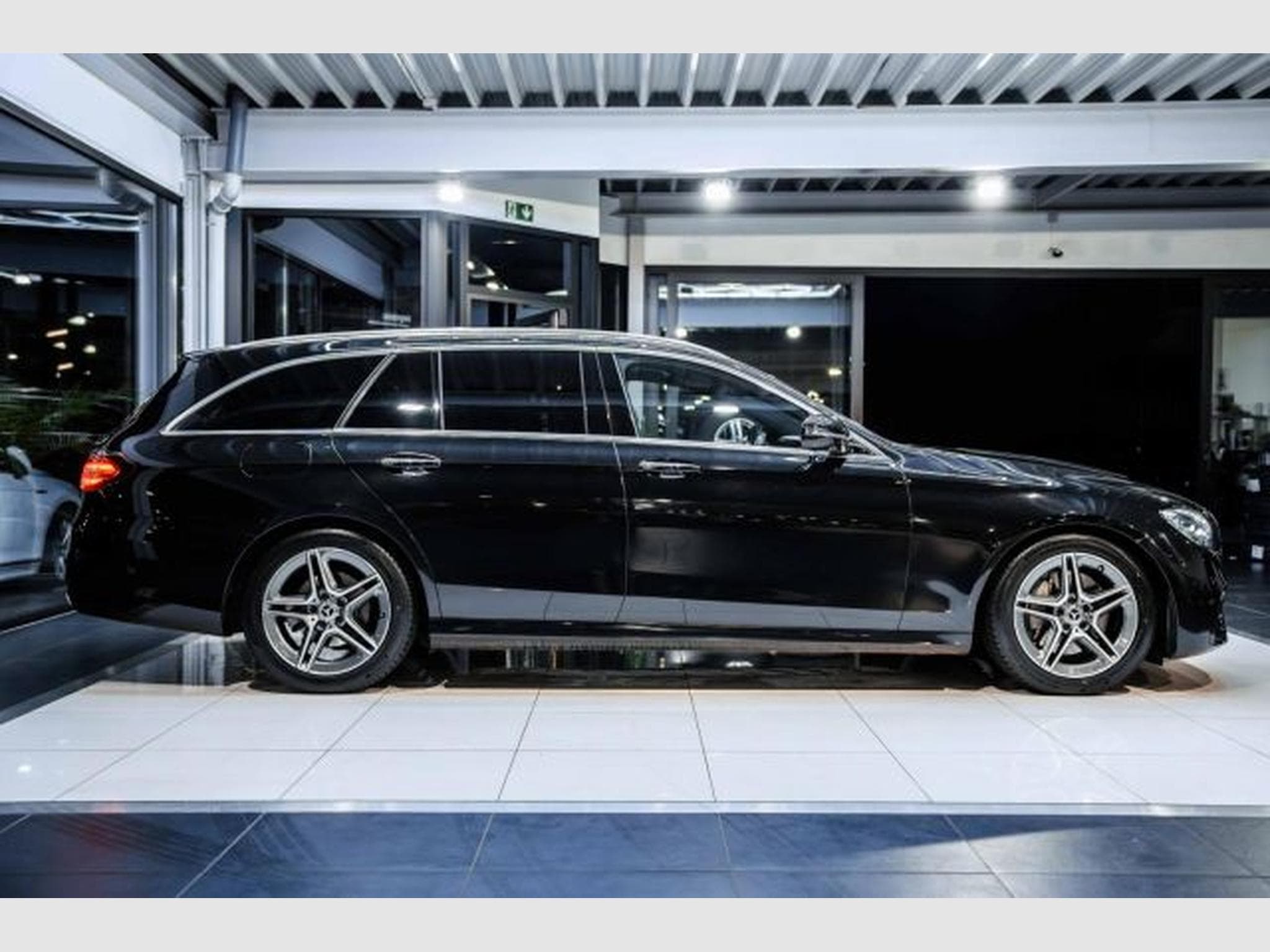Mercedes E 220 E 220d T 9G-TRONIC AMG Line NAVI AHK LED 360 RFK (2022) - Photo 7
