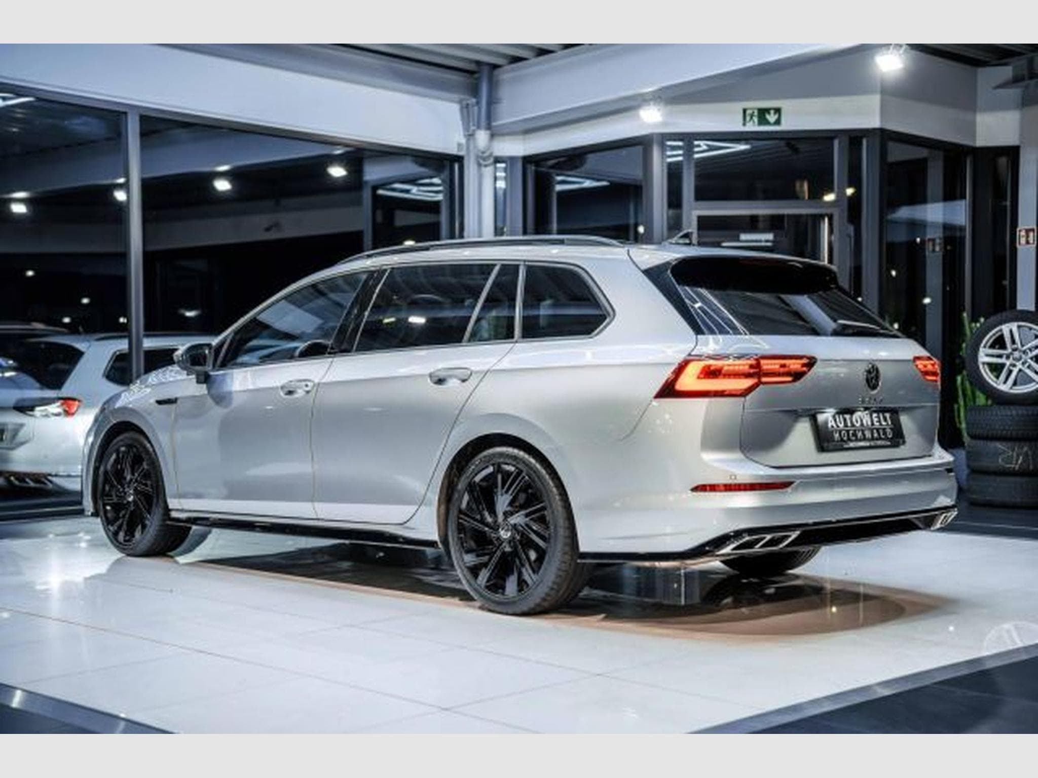 VW Golf Golf 8 2.0 TDI DSG R-Line NAVI LED RFK PANO AHK (2022) - Photo 12