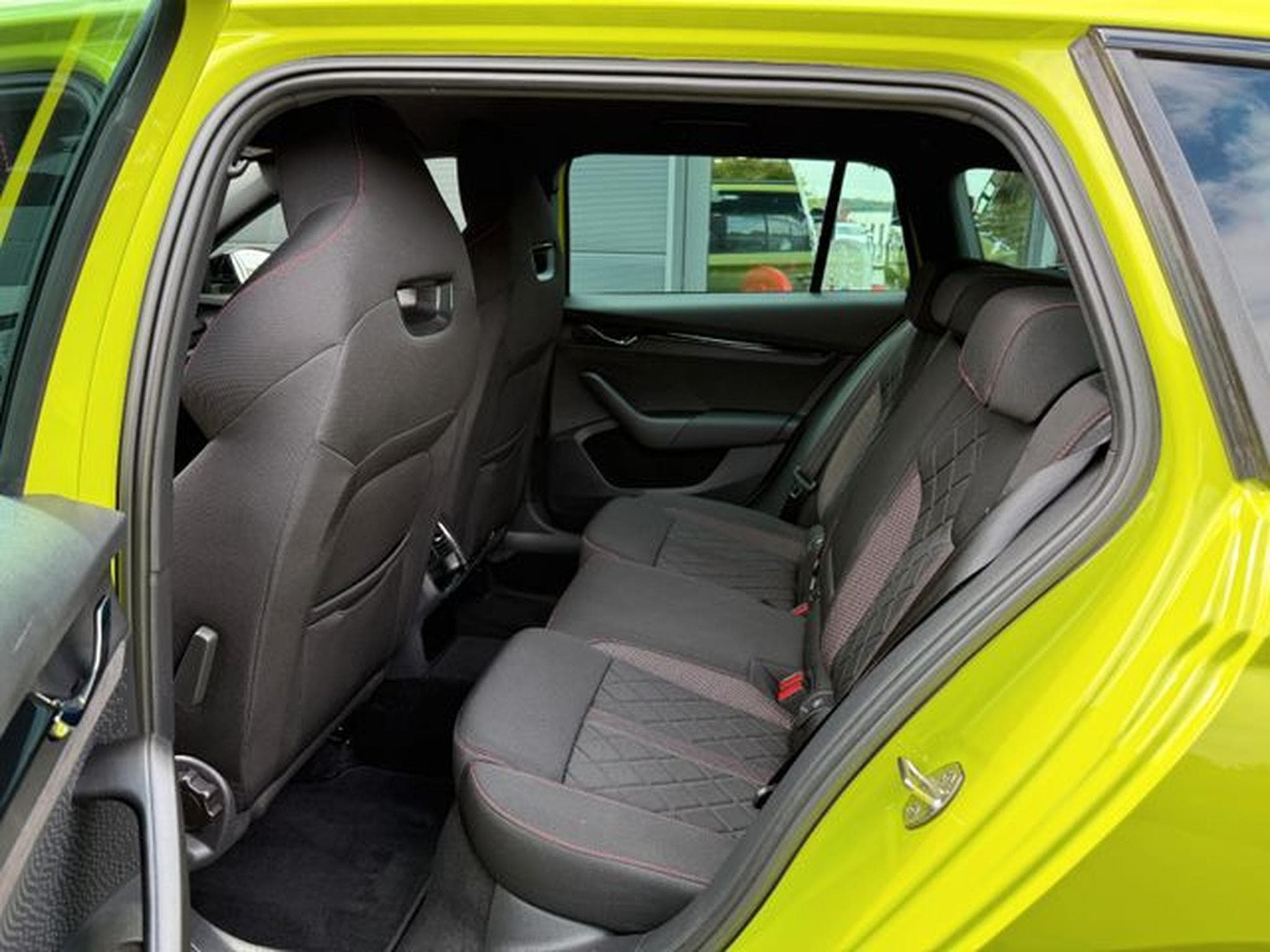 Skoda Octavia Octavia 2,0TSi Kombi RS 19" HUD DCC Matrix Colum (2023) - Foto 10