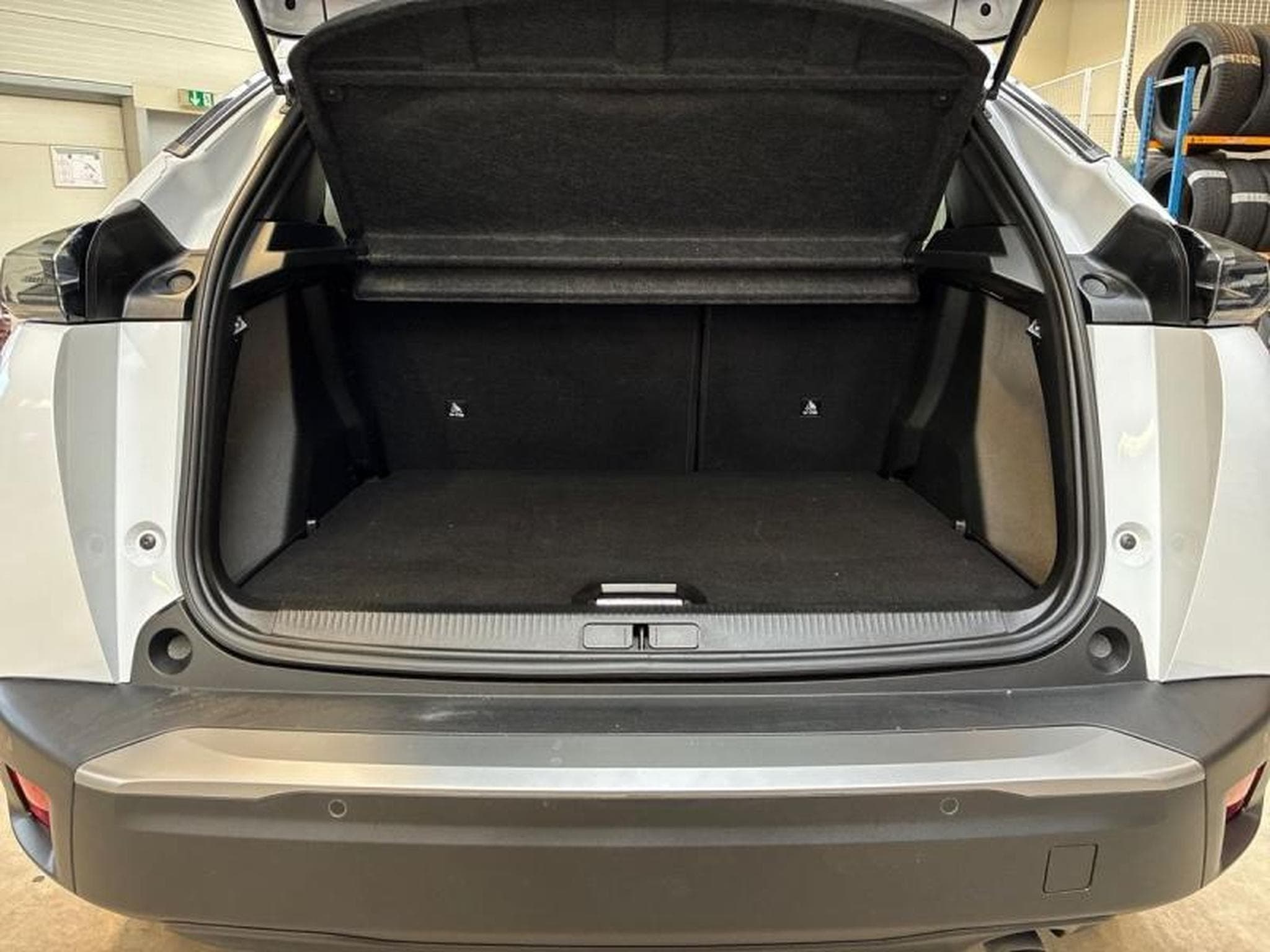 PEUGEOT 2008 1.2 100ch S&S Allure (2024) - Foto 9
