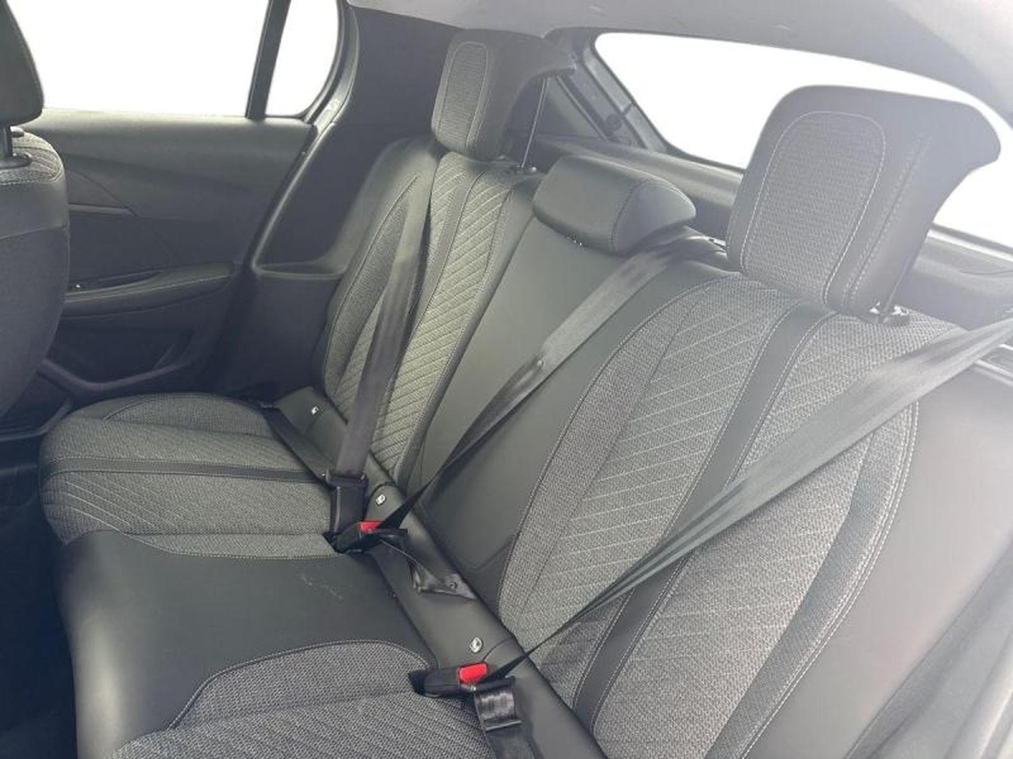 PEUGEOT 208 1.2 100ch S&S Allure (2025) - Foto 5