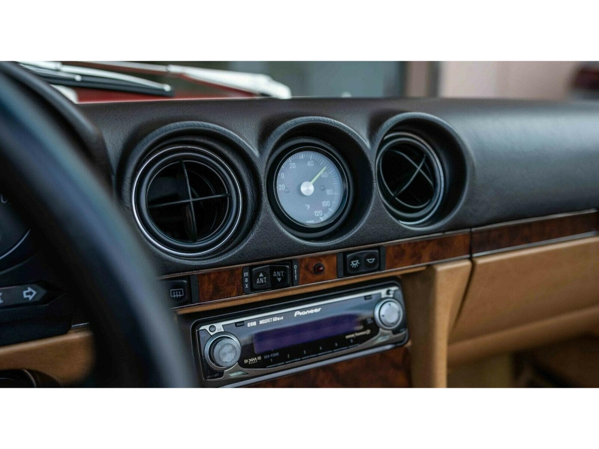 Mercedes SL 560 R107 (1987) - Photo 17