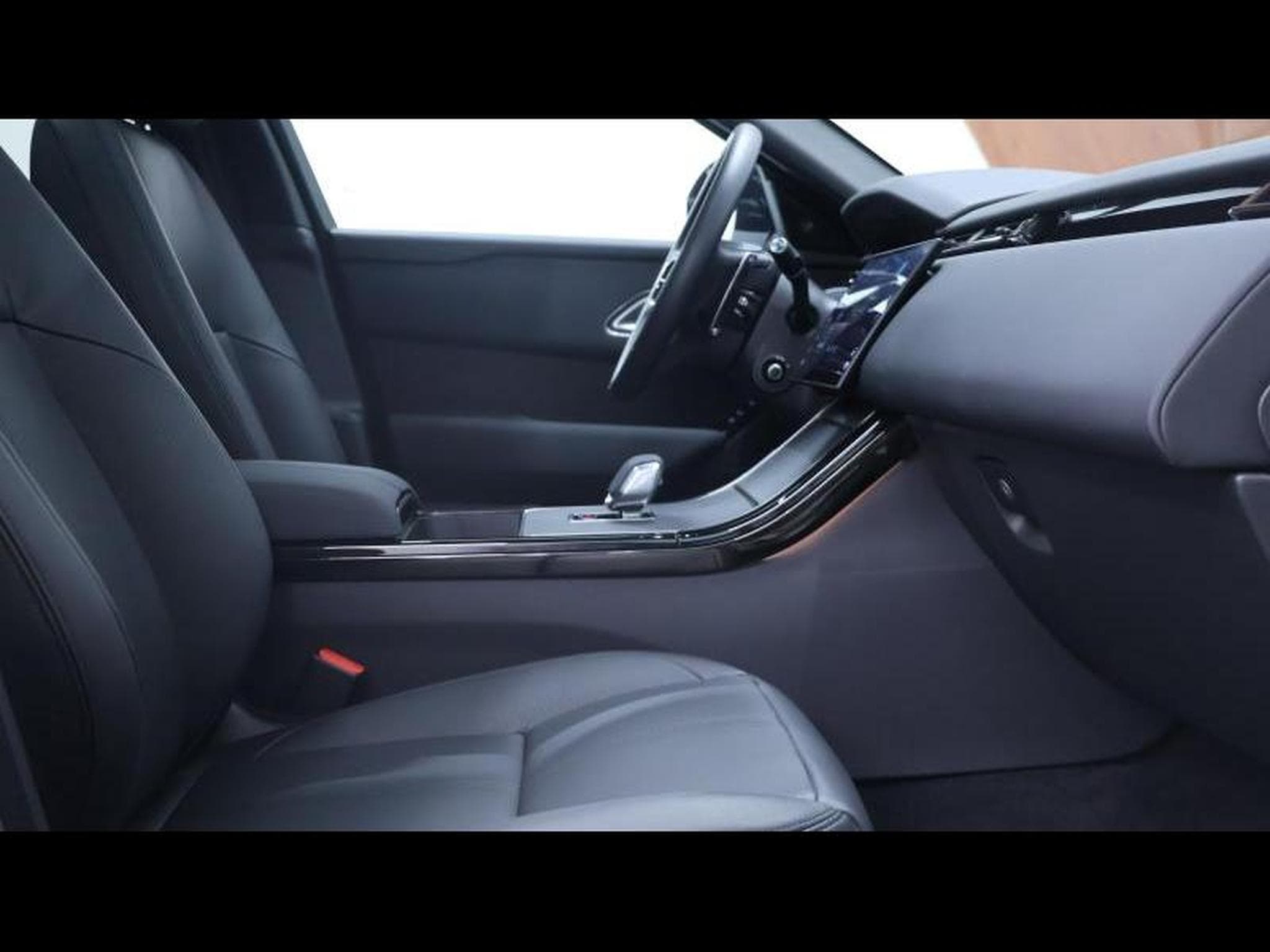 Land-Rover Range Rover Velar D200 Dynamic SE (2025) - Photo 11