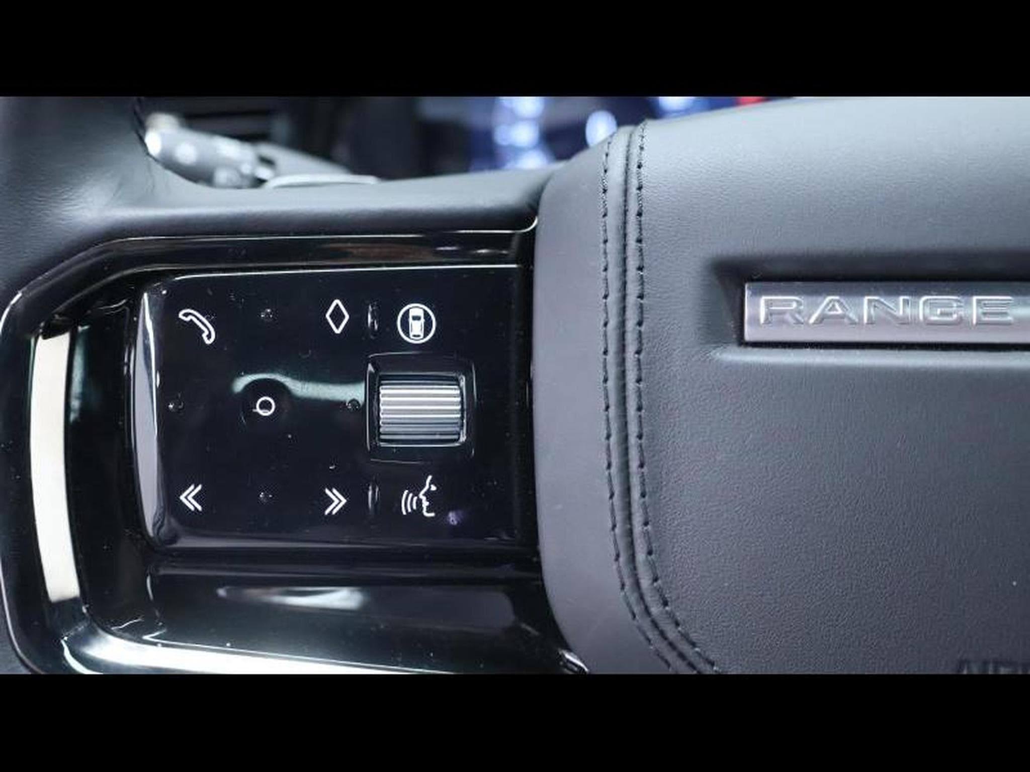 Land-Rover Range Rover Velar D200 Dynamic SE (2025) - Photo 17
