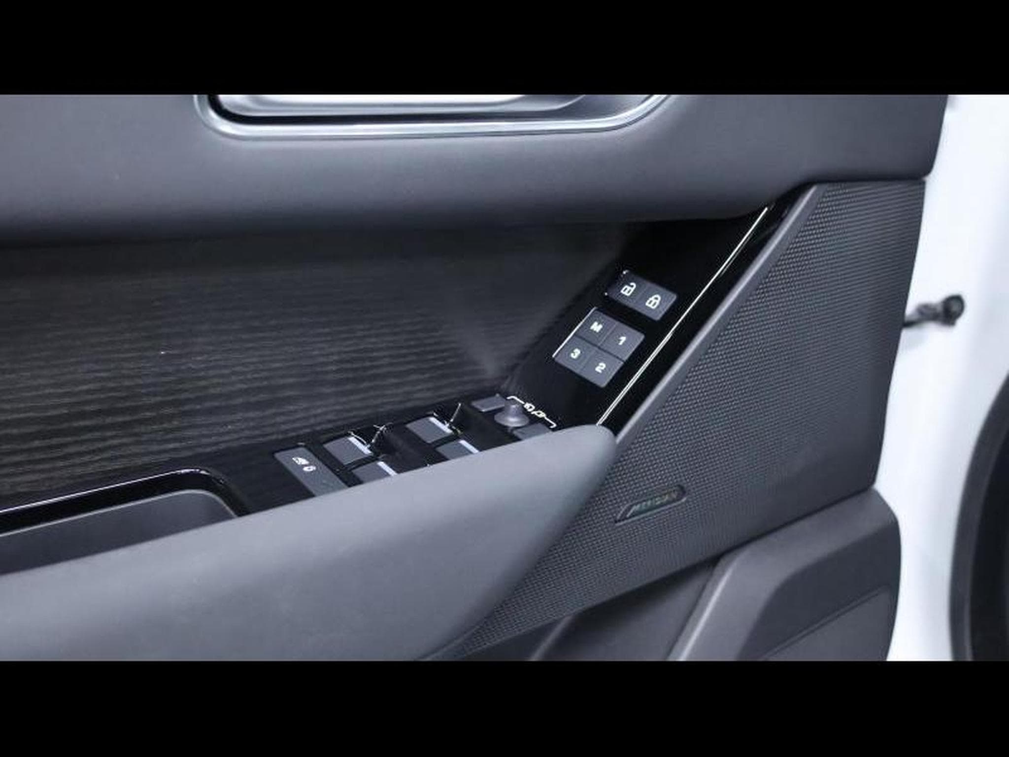 Land-Rover Range Rover Velar D200 Dynamic SE (2025) - Photo 25