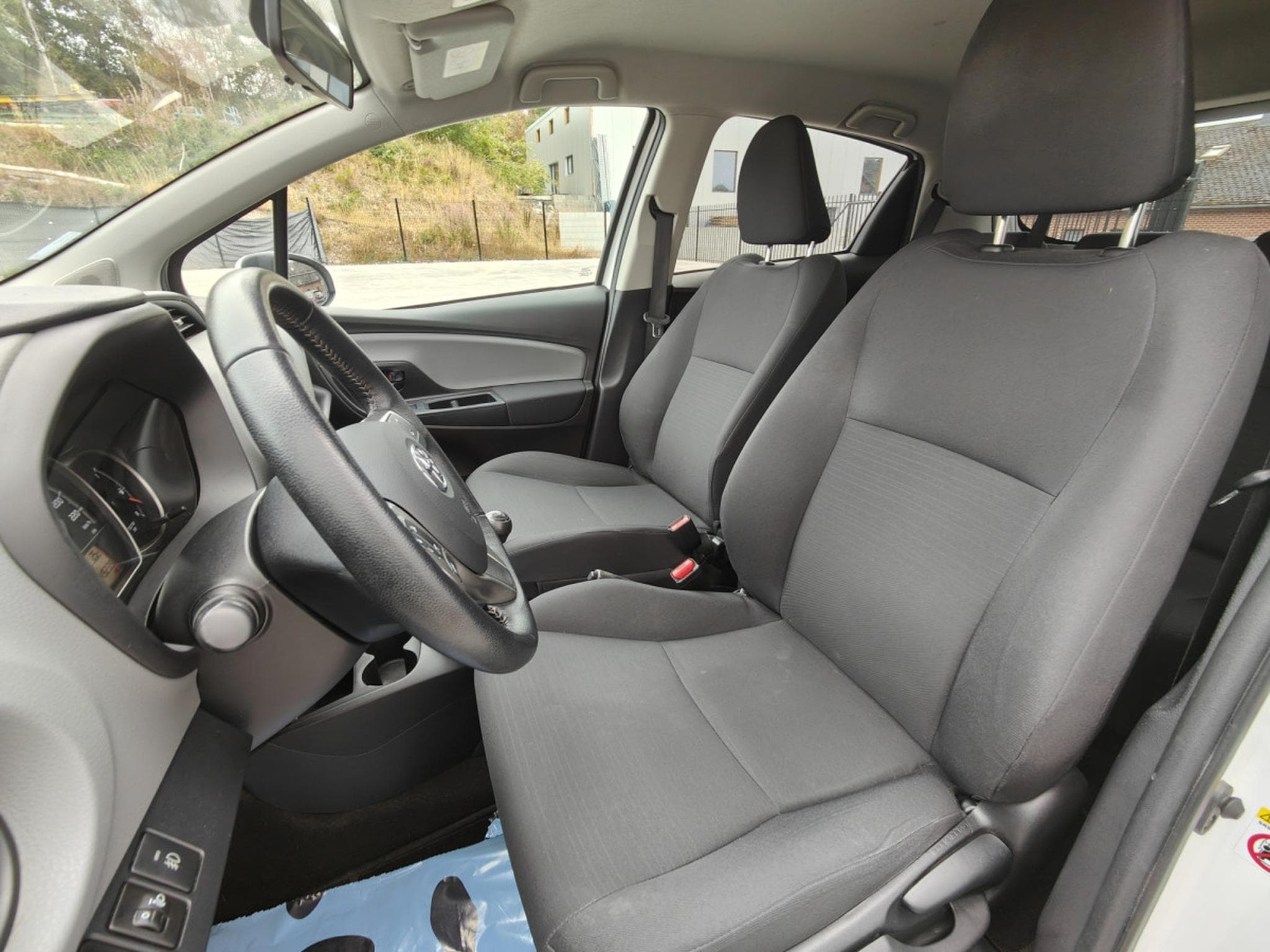 Toyota Yaris 1.3 VVT-I GPS BLUETOOTH CLIMATISATION (2016) - Photo 11