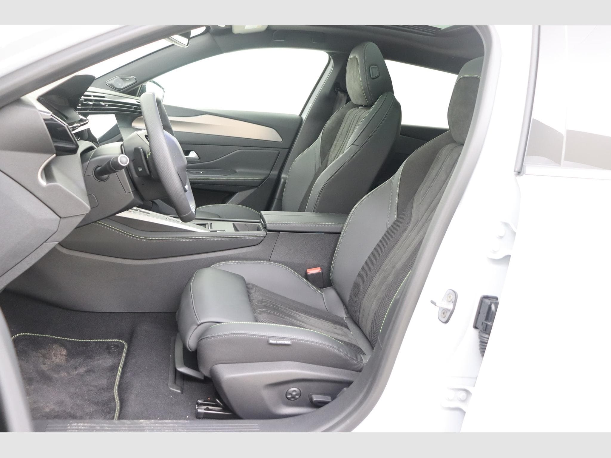 Peugeot E-408 GT (2026) - Photo 12