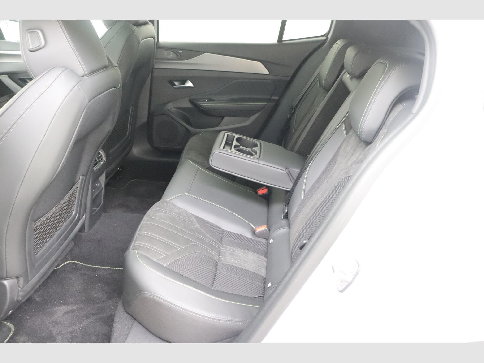 Peugeot E-408 GT (2026) - Photo 13