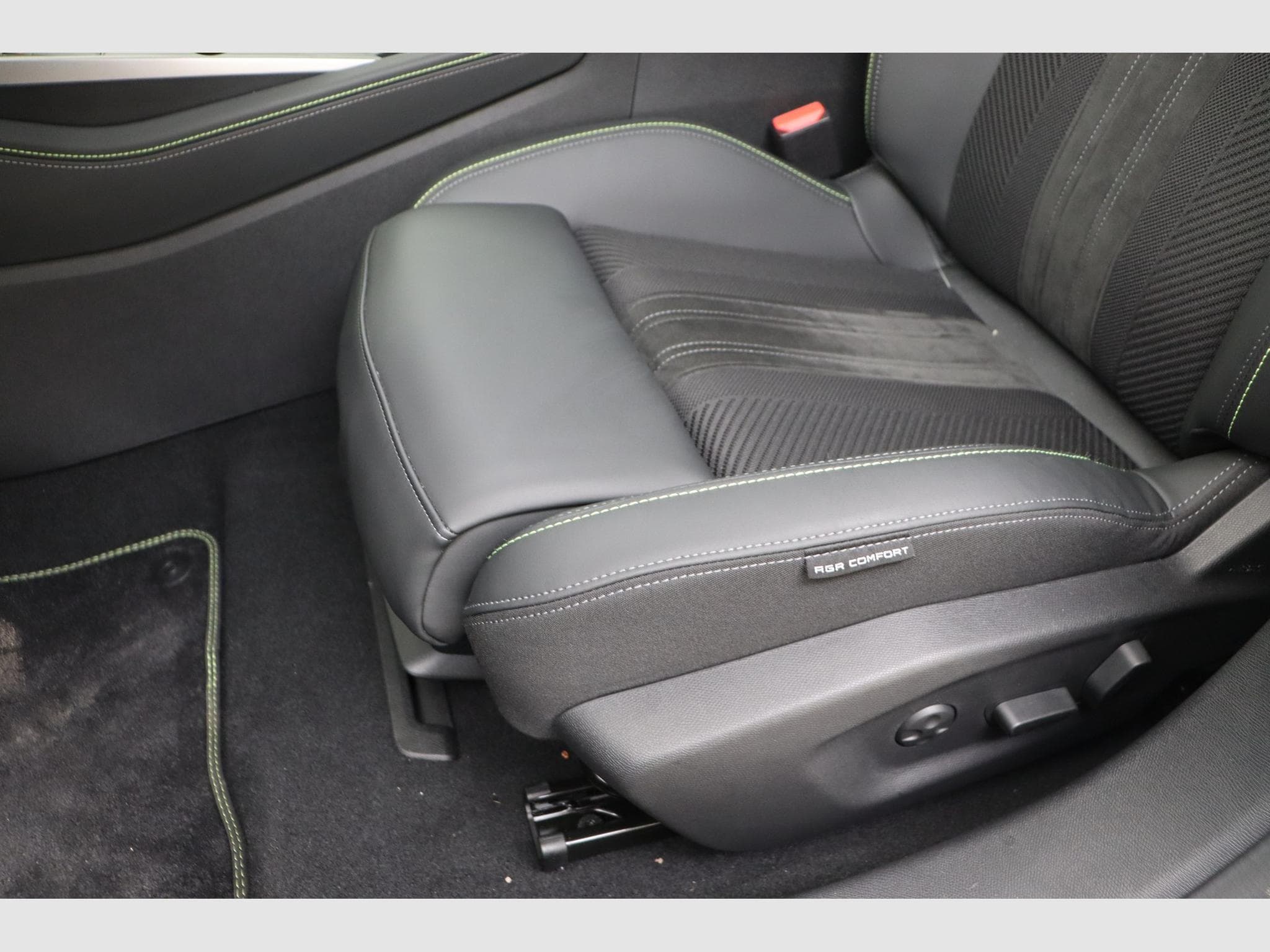 Peugeot E-408 GT (2026) - Photo 15