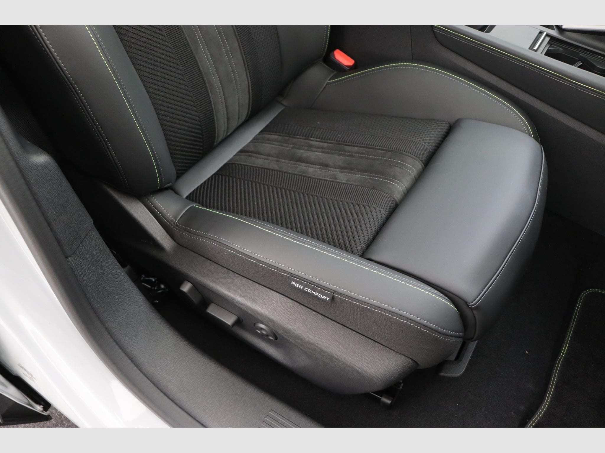 Peugeot E-408 GT (2026) - Photo 16
