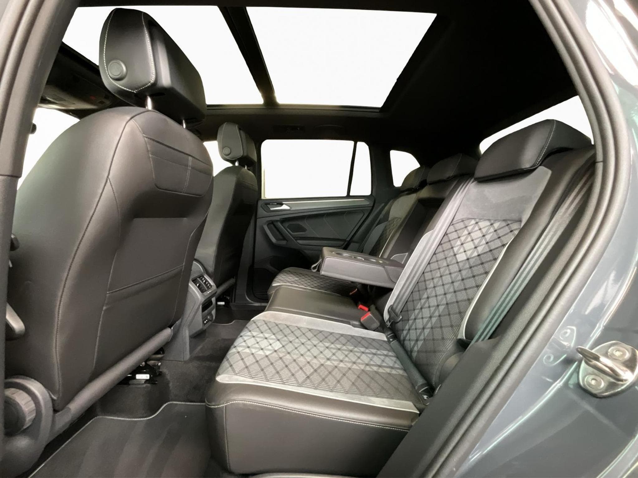 VW Tiguan R-Line+DSG+PHEV+Black-Style+Pano+AHK+RearView (2023) - Foto 16