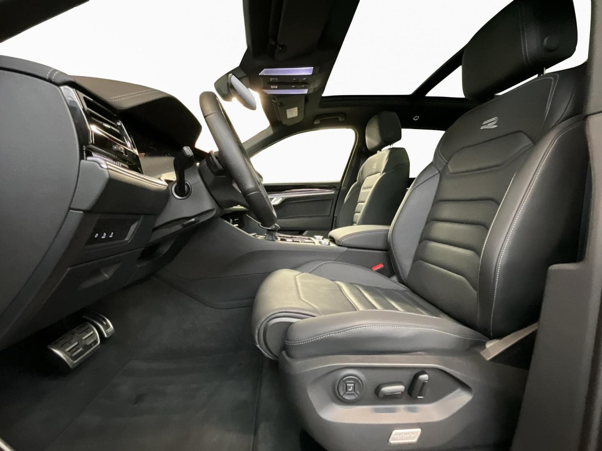 VW Touareg R-Line+V6+TDI+4M+IQ-Drive+P.Travel+Pano+Stand-H.+Luft. (2025) - Foto 9