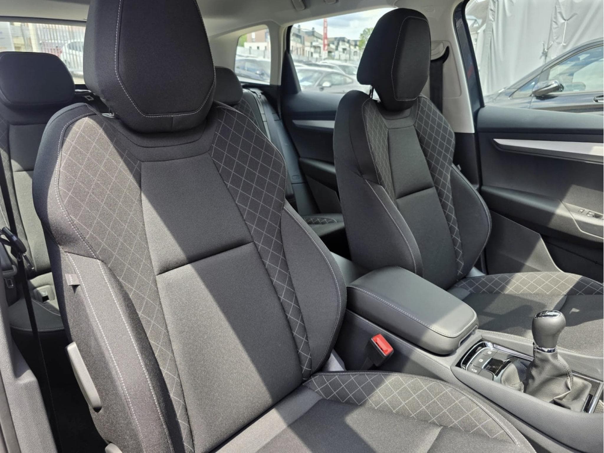 Skoda Karoq 2.0 TDI 150 CANTON NAVI 1 HAND (2022) - Foto 5