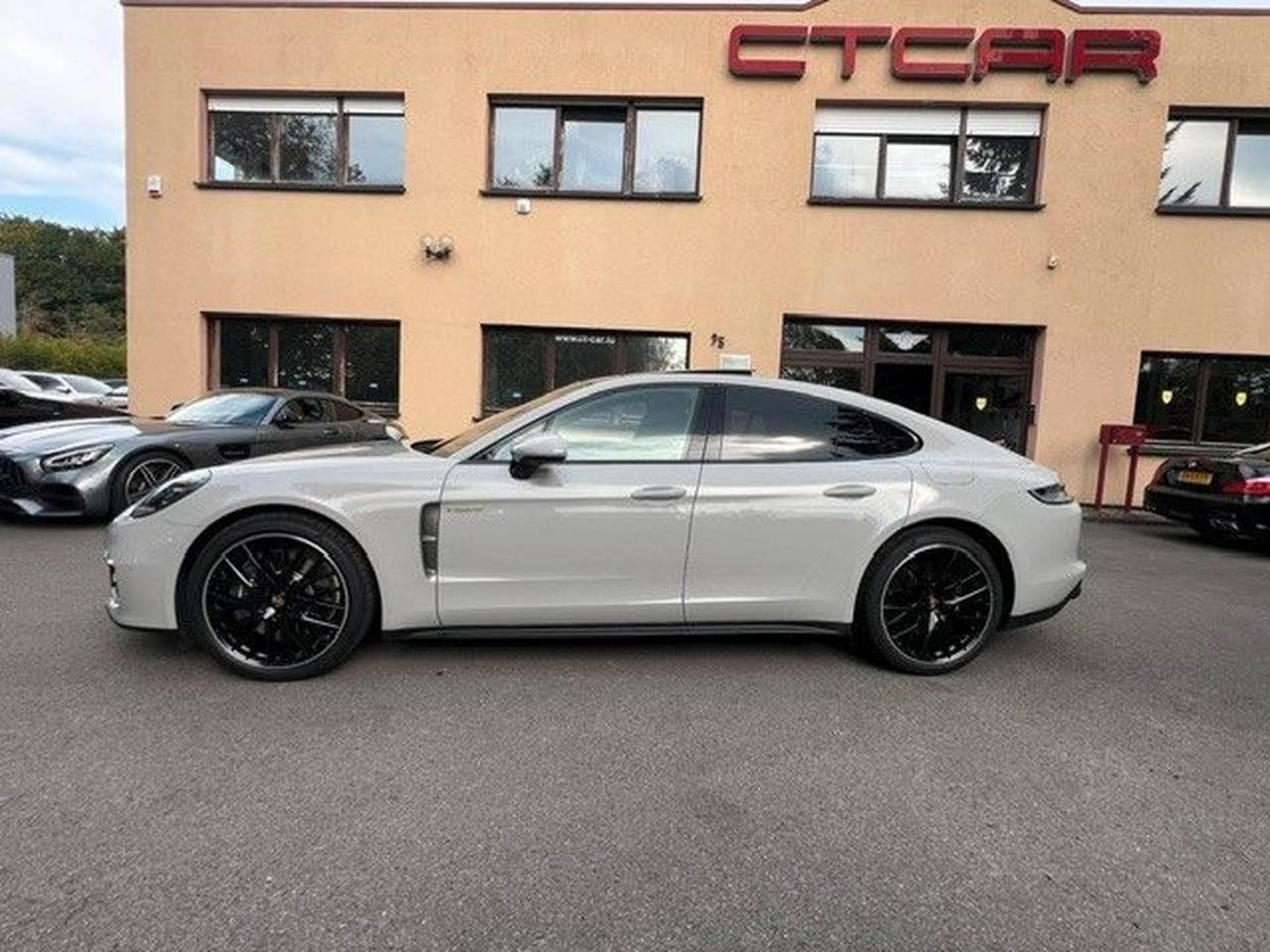 Porsche Panamera 4 E-Hybrid Platinum Edition (2022) - Photo 16