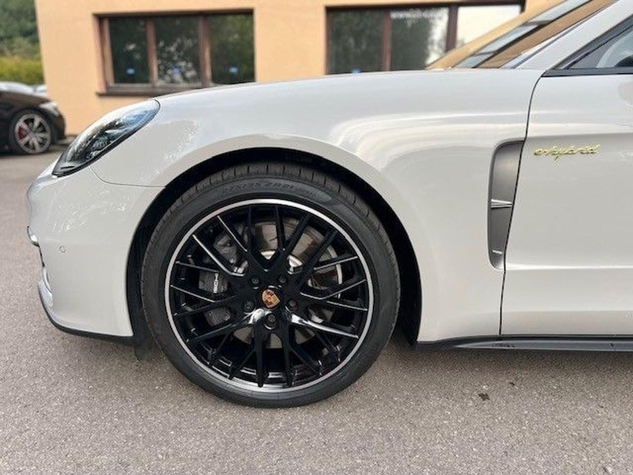 Porsche Panamera 4 E-Hybrid Platinum Edition (2022) - Photo 19