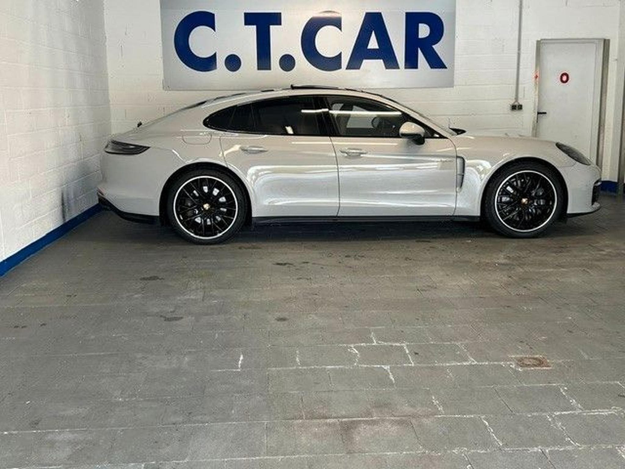 Porsche Panamera 4 E-Hybrid Platinum Edition (2022) - Photo 2