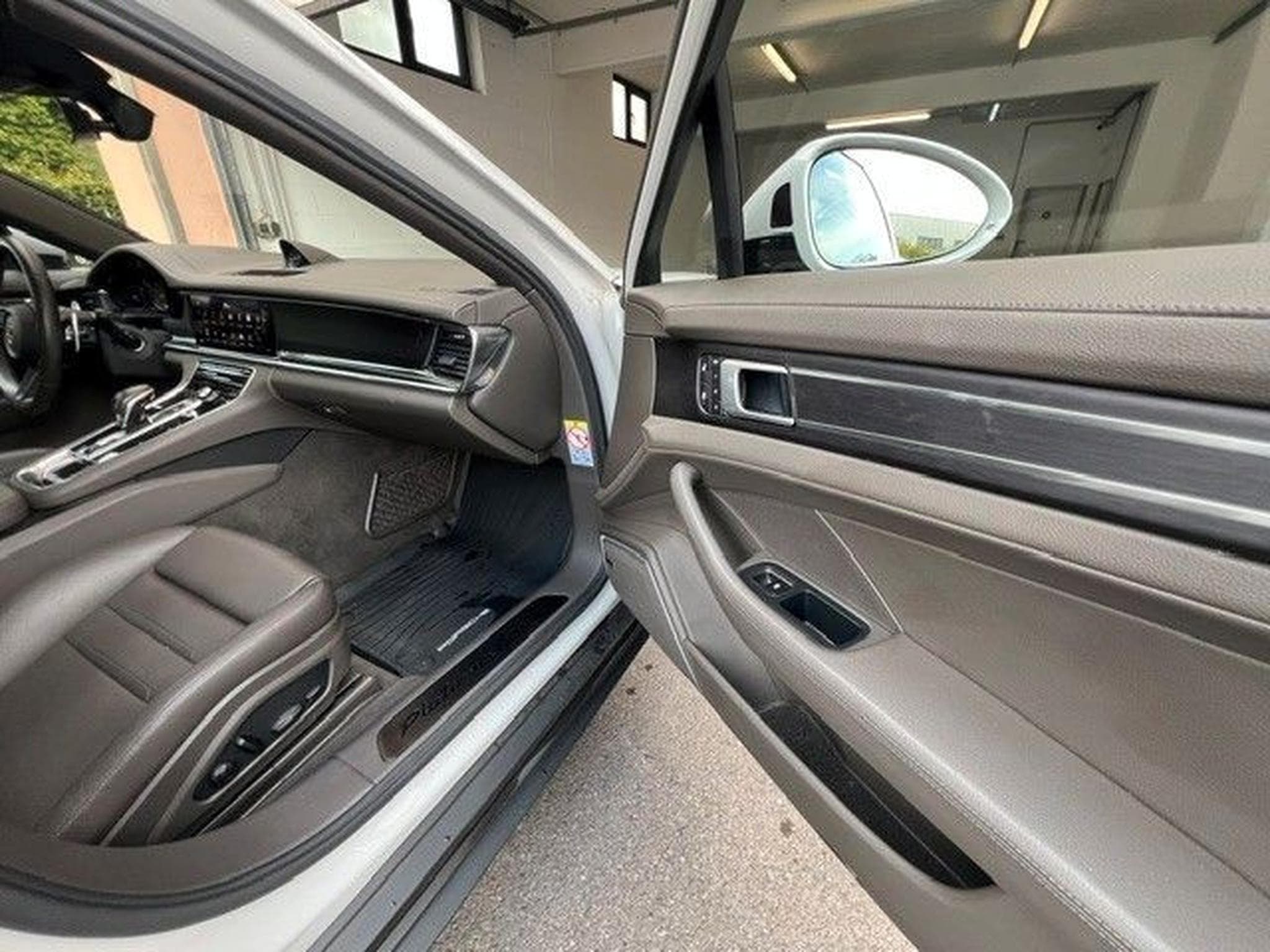 Porsche Panamera 4 E-Hybrid Platinum Edition (2022) - Photo 24