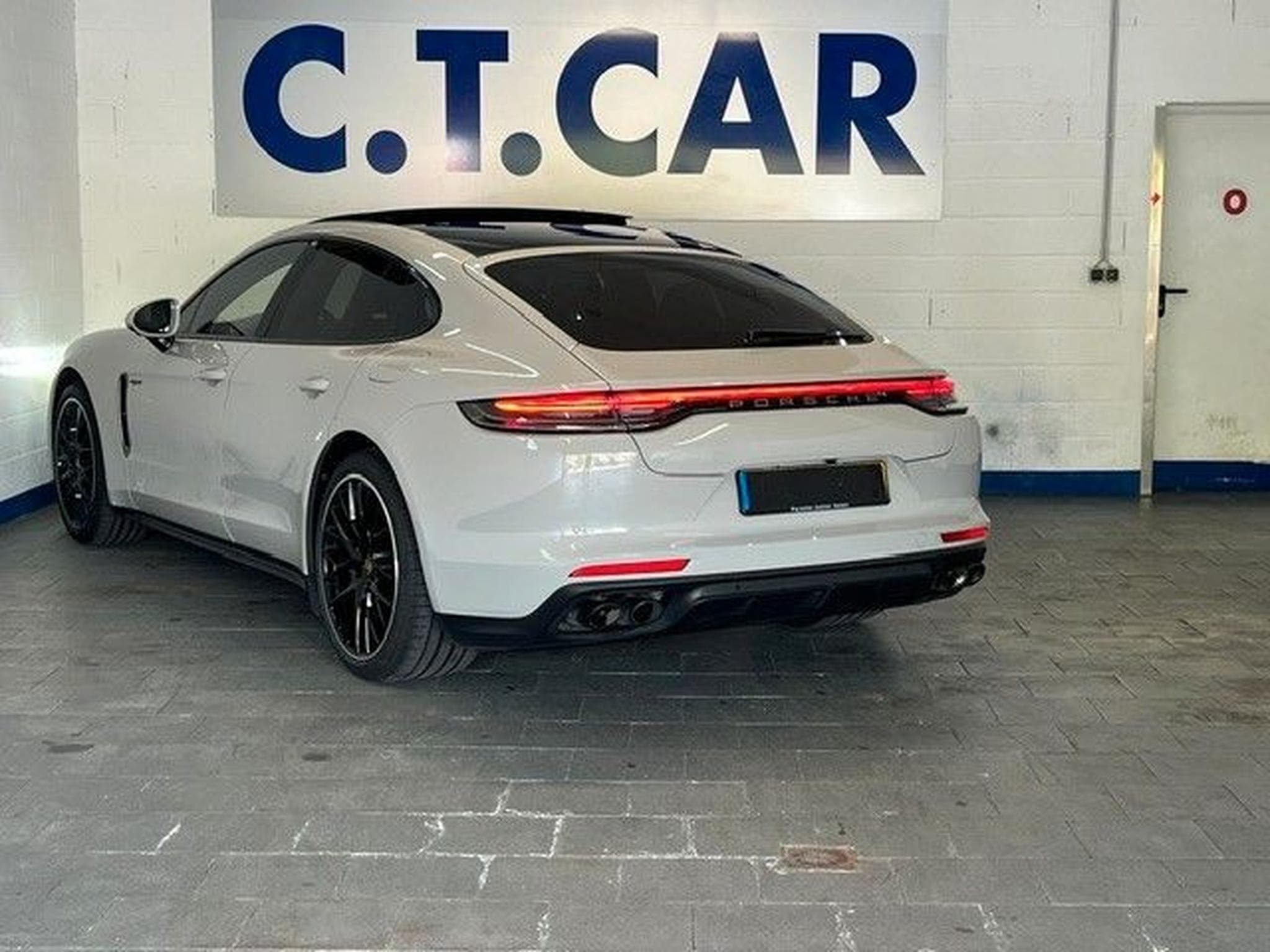 Porsche Panamera 4 E-Hybrid Platinum Edition (2022) - Photo 3