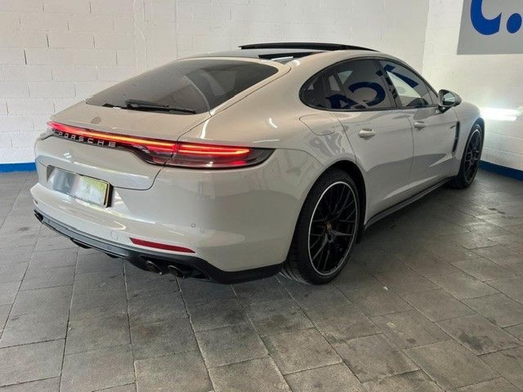 Porsche Panamera 4 E-Hybrid Platinum Edition (2022) - Photo 5