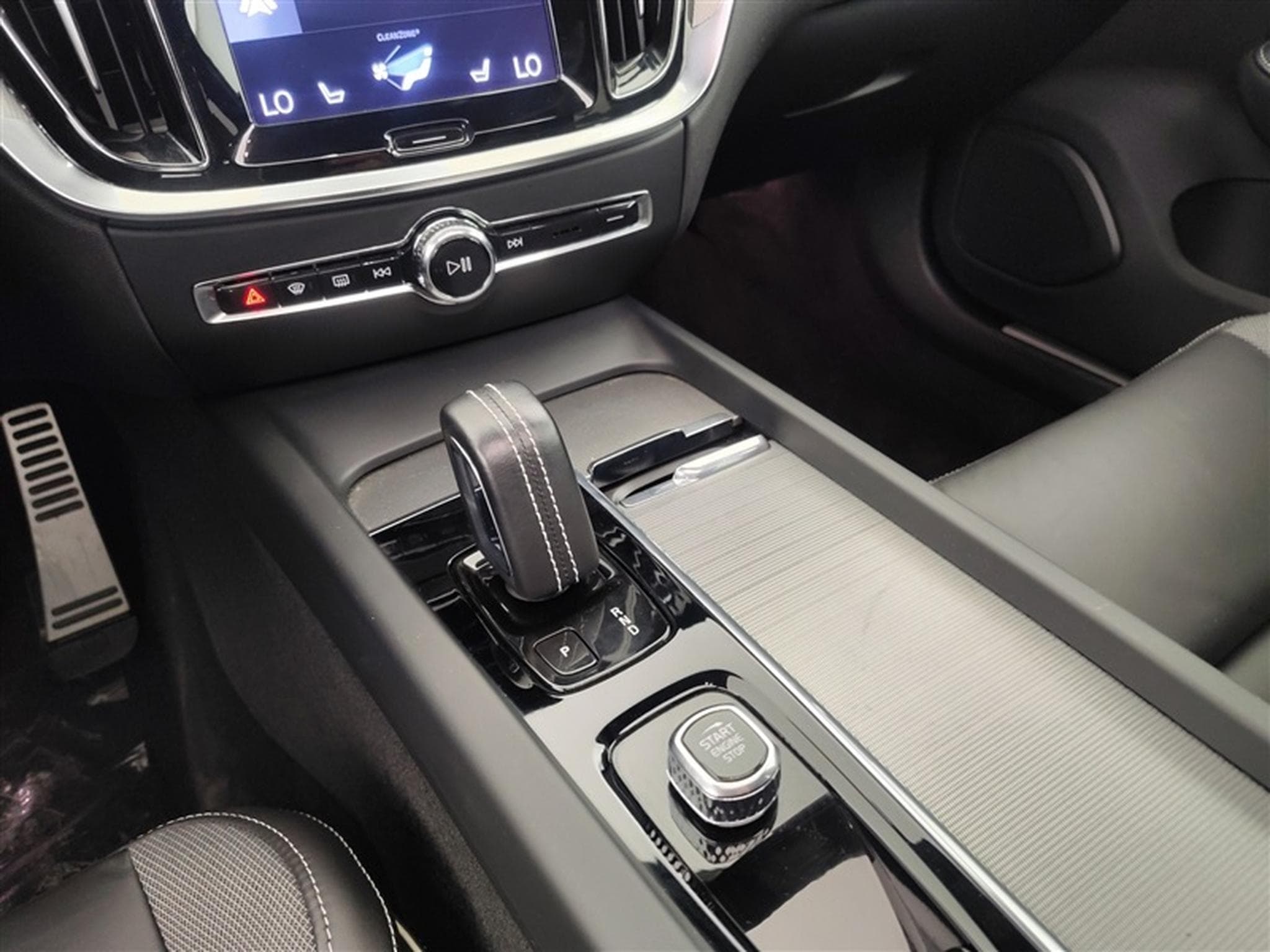 Volvo S60 2.0 B3 MHE R-Design Geartronic NAVI / PANO/ H-KARDON / JA 19 (2022) - Photo 13