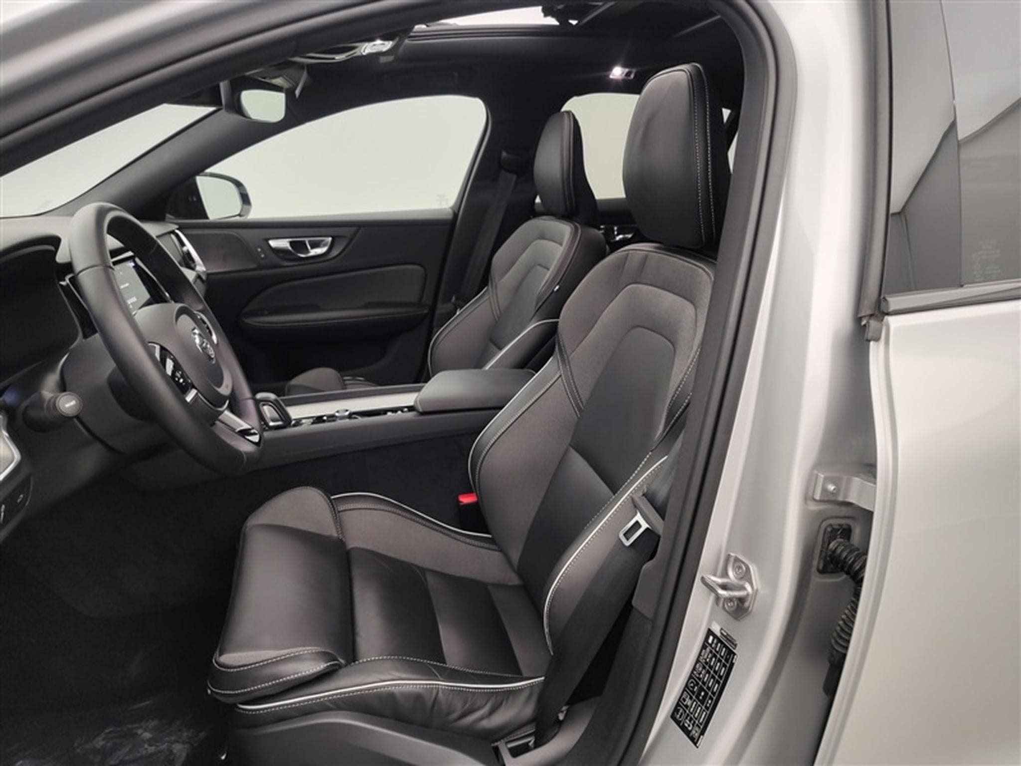 Volvo S60 2.0 B3 MHE R-Design Geartronic NAVI / PANO/ H-KARDON / JA 19 (2022) - Photo 7