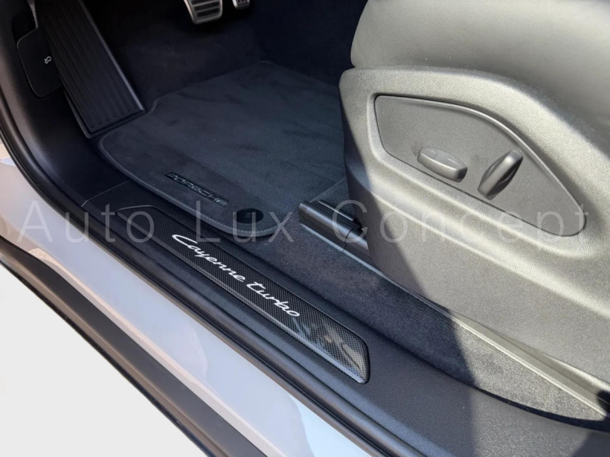 Porsche Cayenne Turbo E-Hybrid Coupé avec Pack GT (2026) - Photo 17