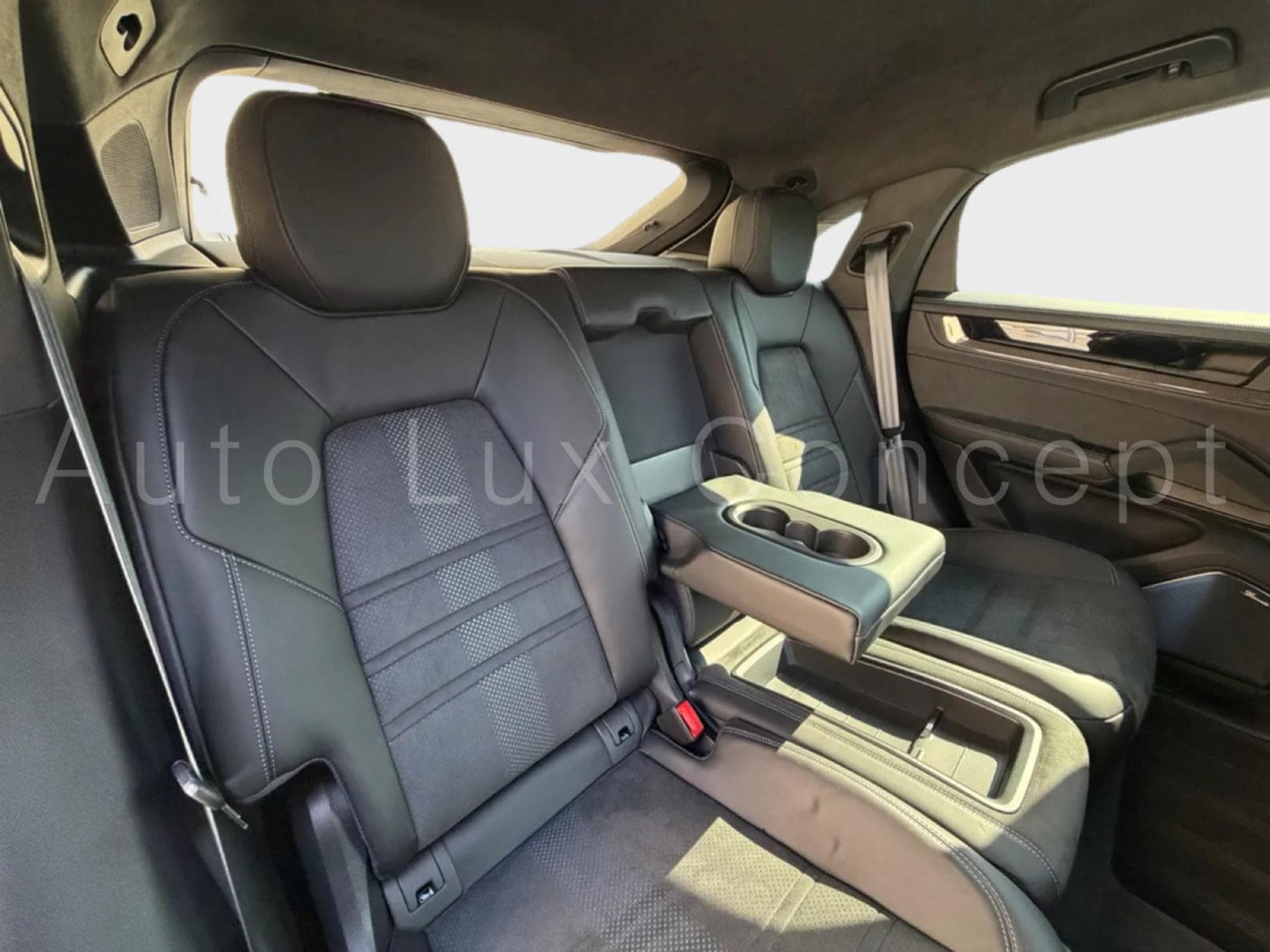 Porsche Cayenne Turbo E-Hybrid Coupé avec Pack GT (2026) - Photo 30