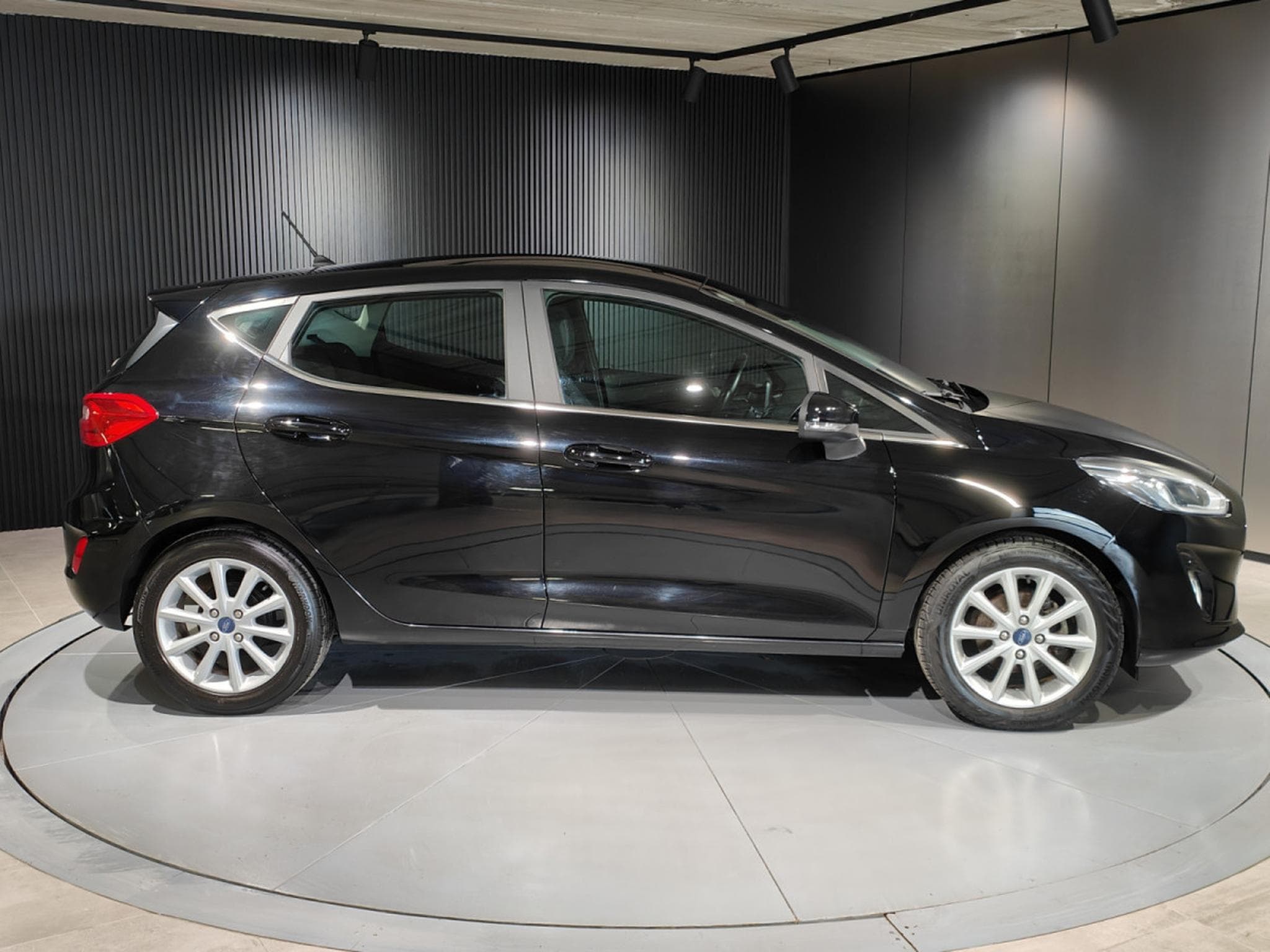 Ford Fiesta 1.0 ECOBOOST CARPLAY CLIMATISATION RADAR ARR (2018) - Photo 2