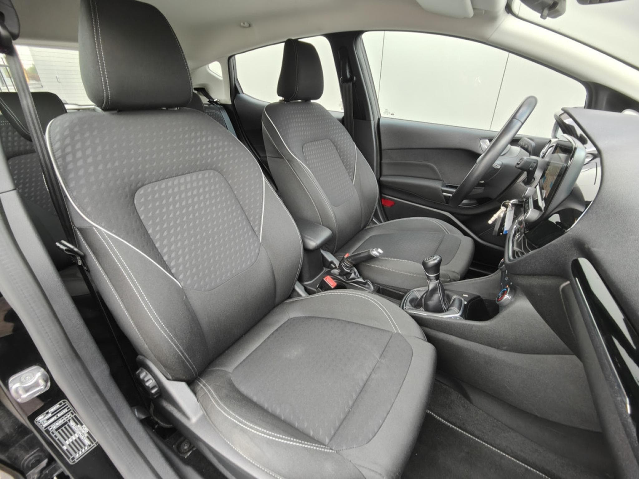 Ford Fiesta 1.0 ECOBOOST CARPLAY CLIMATISATION RADAR ARR (2018) - Photo 7