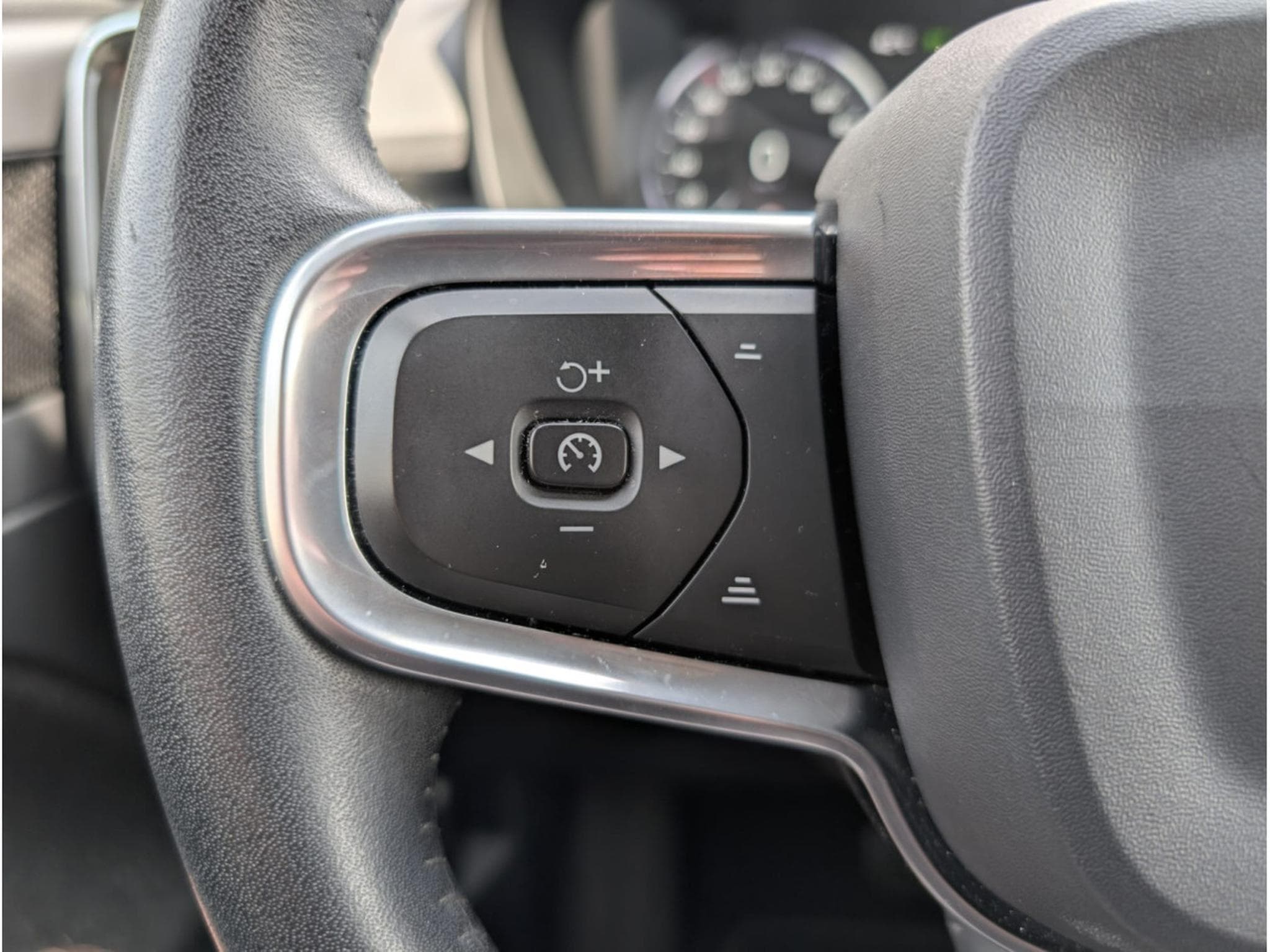 Volvo XC40 D3 MOMENTUM AUTOMATIQUE 2.0D 150 (2019) - Photo 8