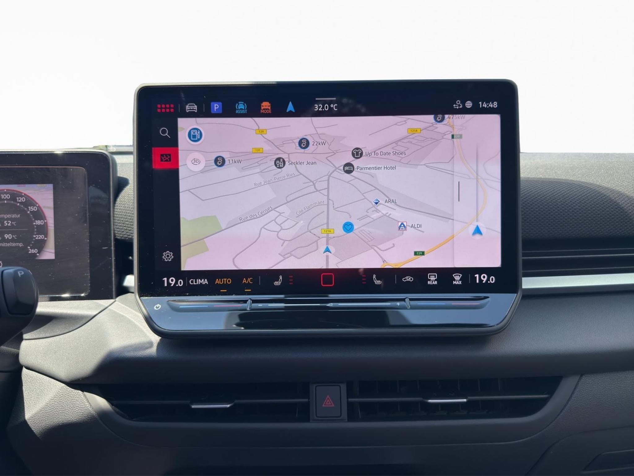 VW T-Roc R-Line 1.5 eTSI 150PS DSG (2026) - Photo 13