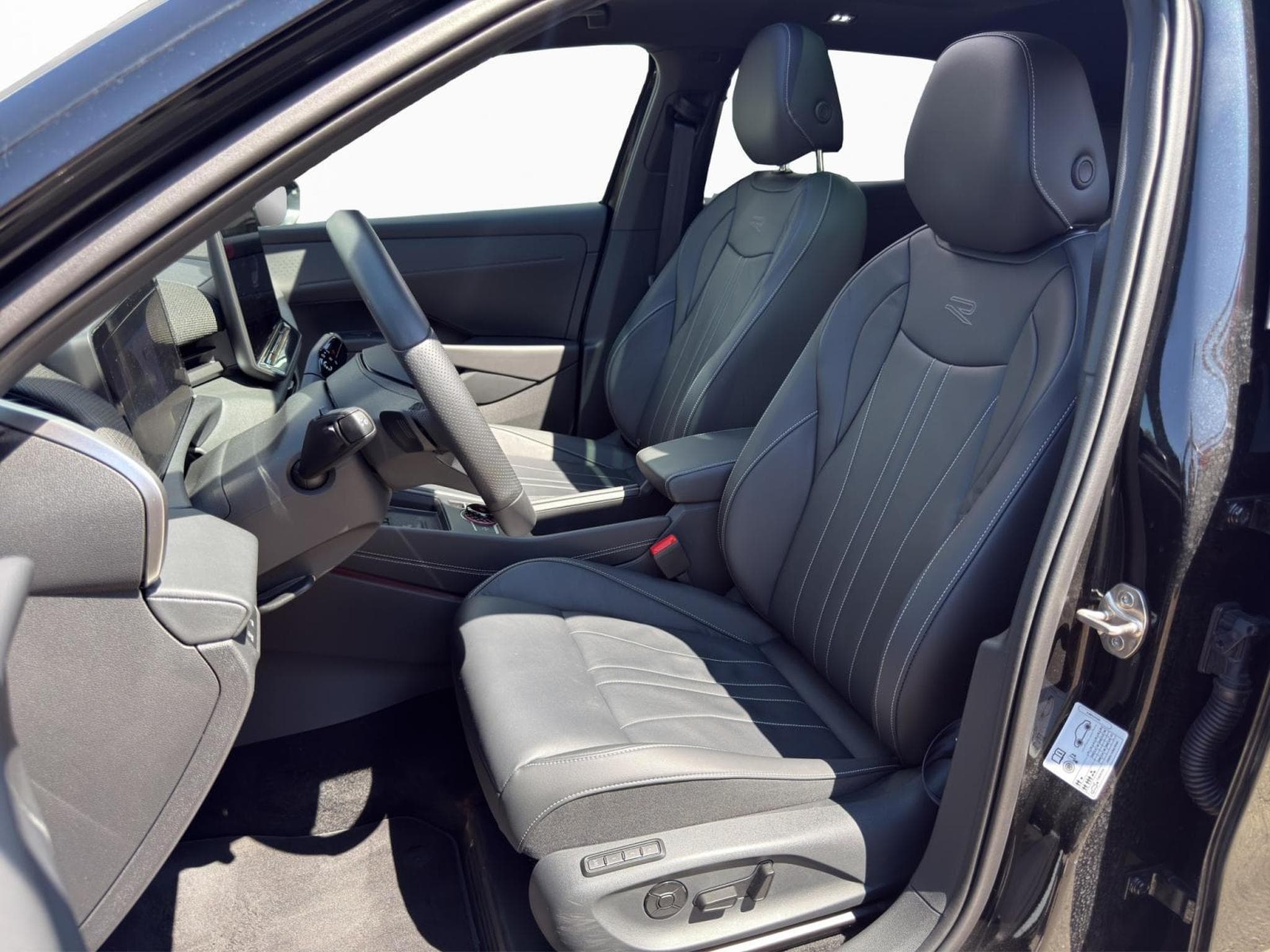 VW T-Roc R-Line 1.5 eTSI 150PS DSG (2026) - Photo 9
