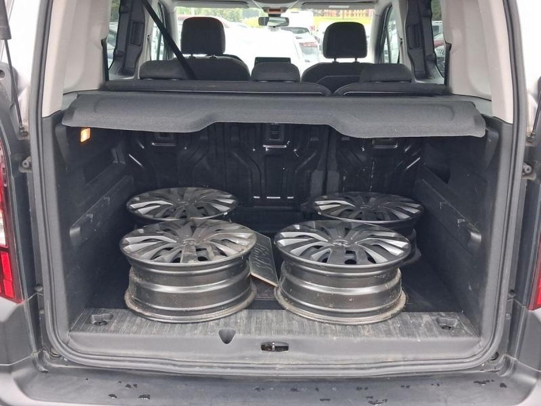 PEUGEOT Rifter 1.2 PureTech 130ch S&S Standard Allure Pack EAT8 (2021) - Photo 8
