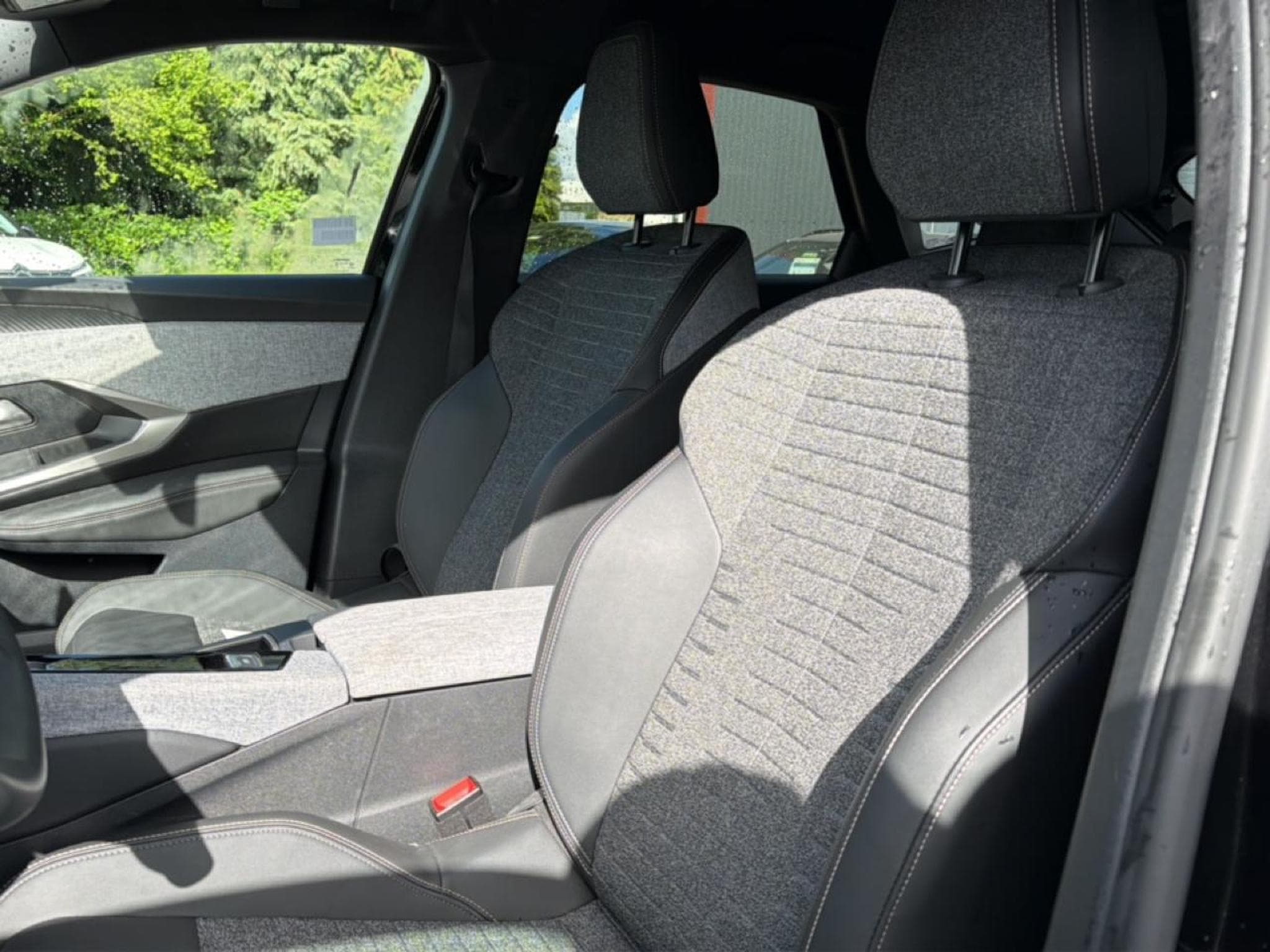 Peugeot 3008 1.2 HYBRID 145 ALLURE E-DCS6 (2025) - Photo 12