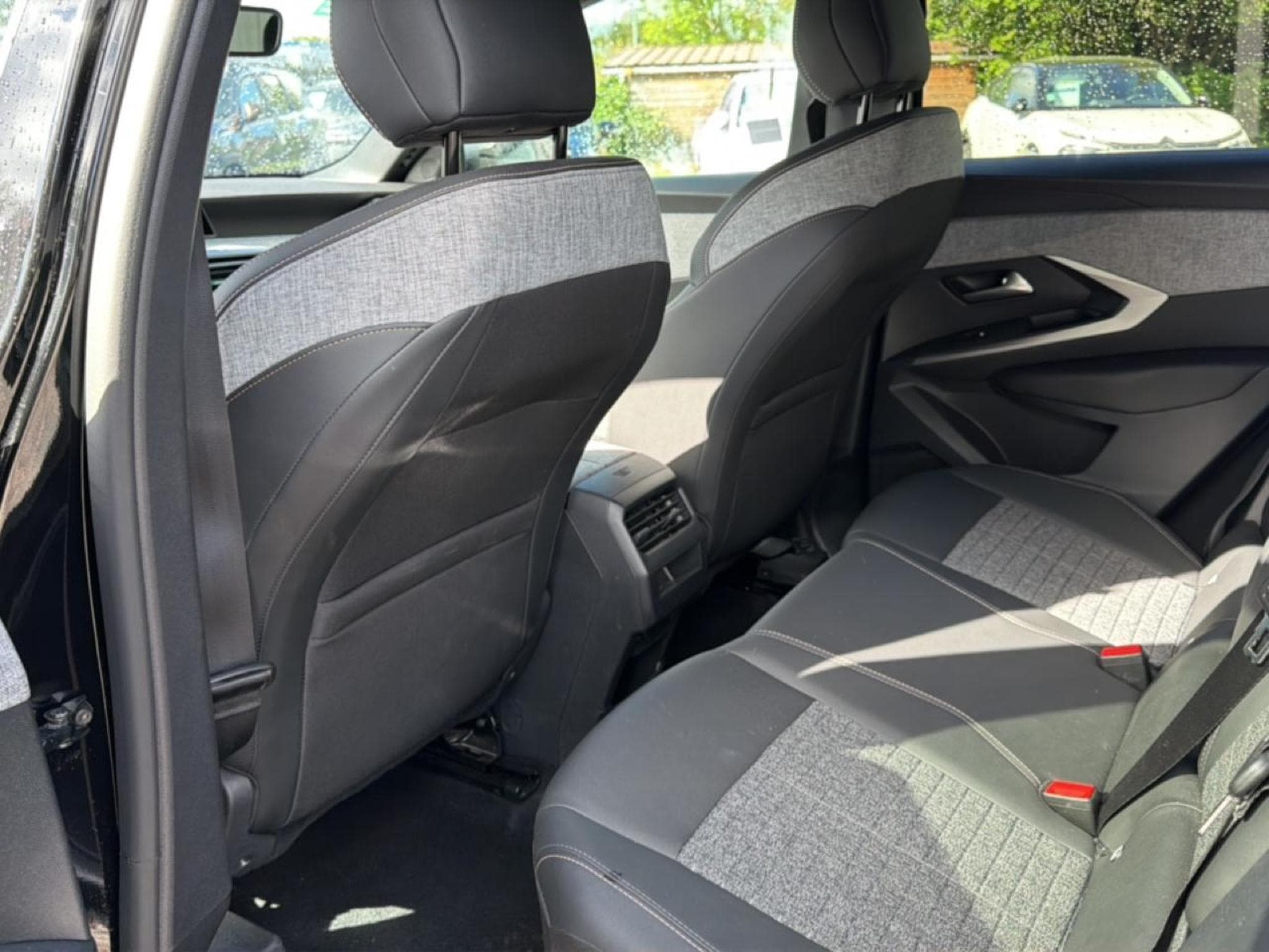 Peugeot 3008 1.2 HYBRID 145 ALLURE E-DCS6 (2025) - Photo 13