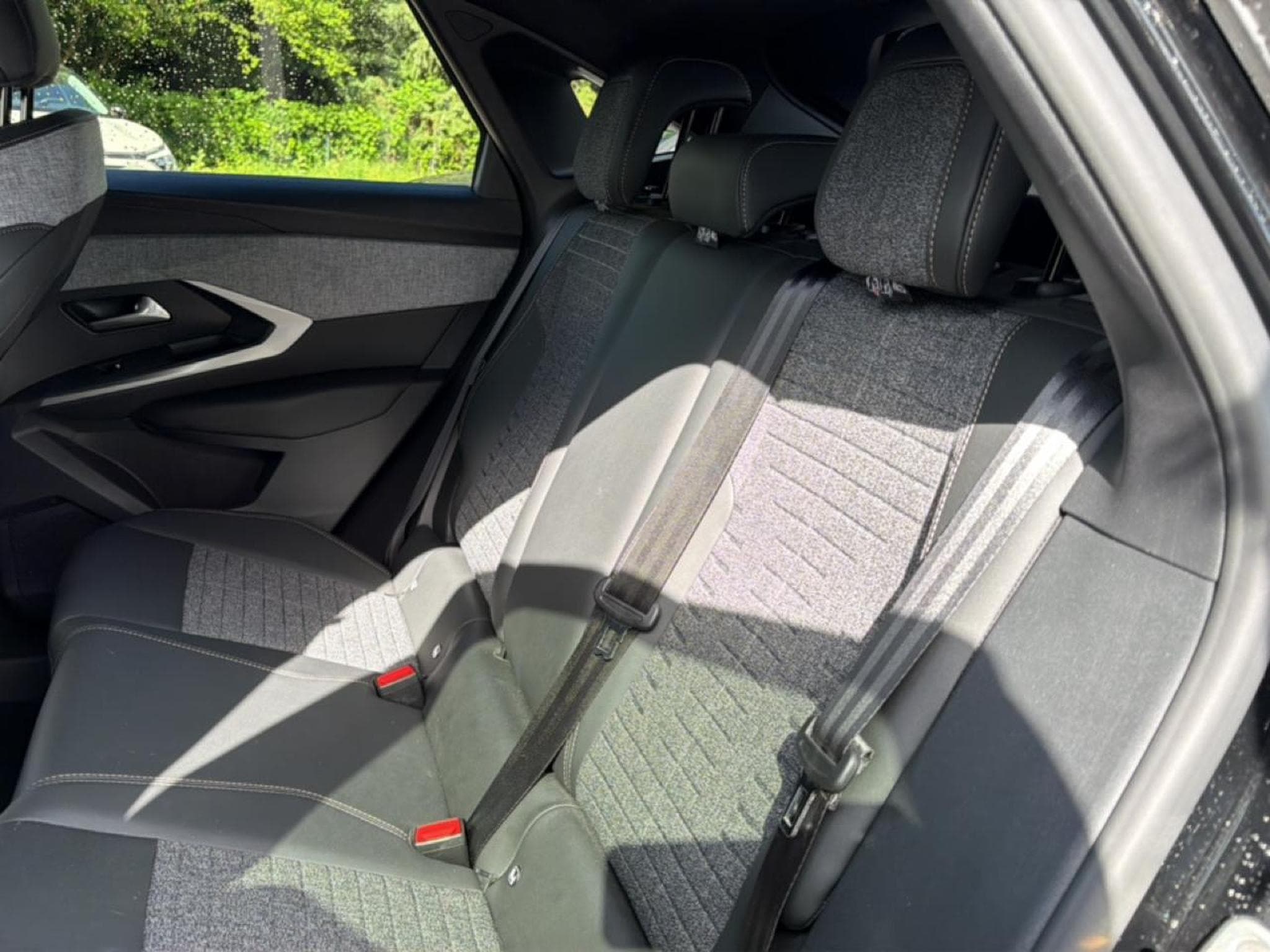 Peugeot 3008 1.2 HYBRID 145 ALLURE E-DCS6 (2025) - Photo 14