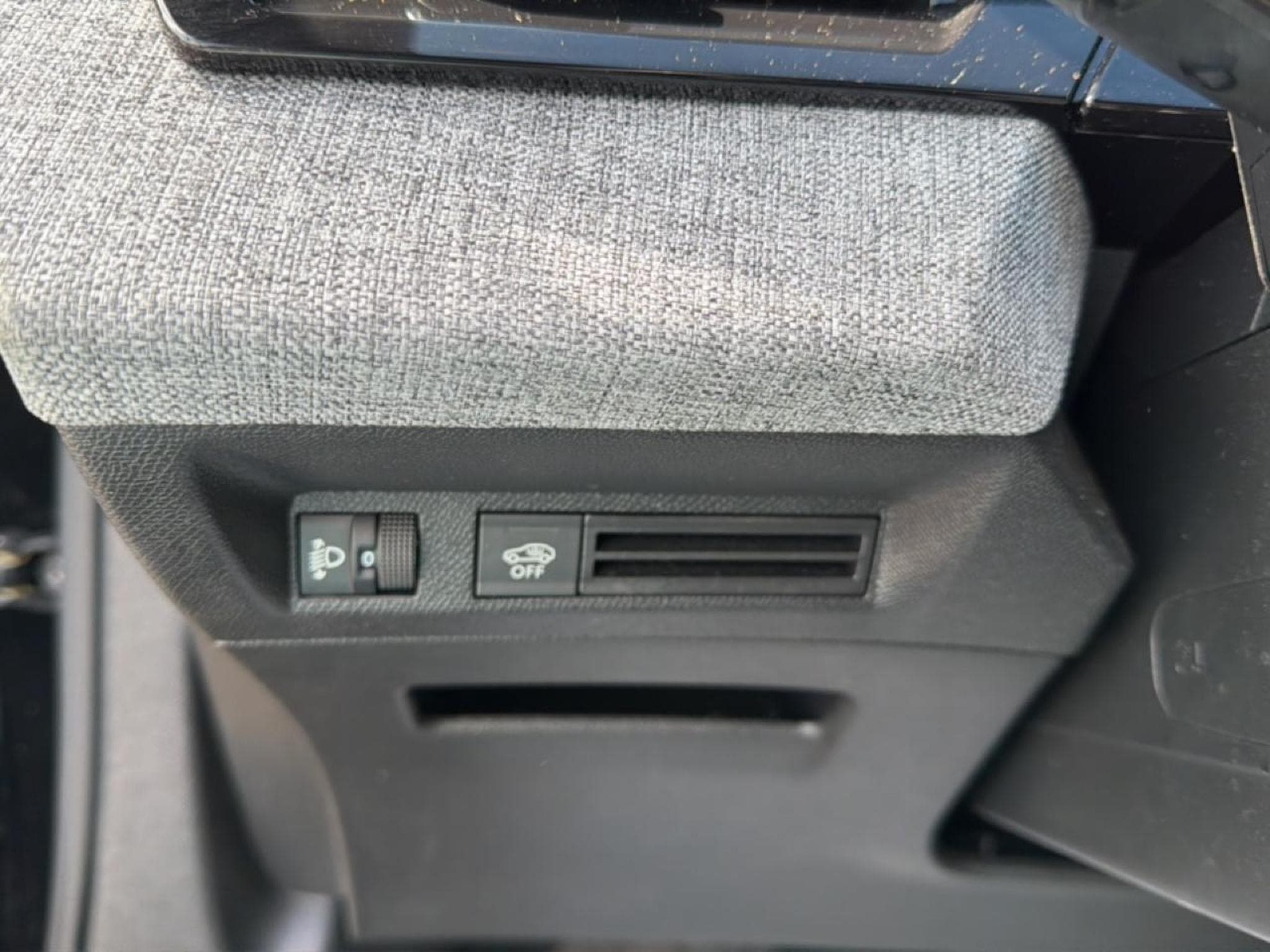 Peugeot 3008 1.2 HYBRID 145 ALLURE E-DCS6 (2025) - Photo 17