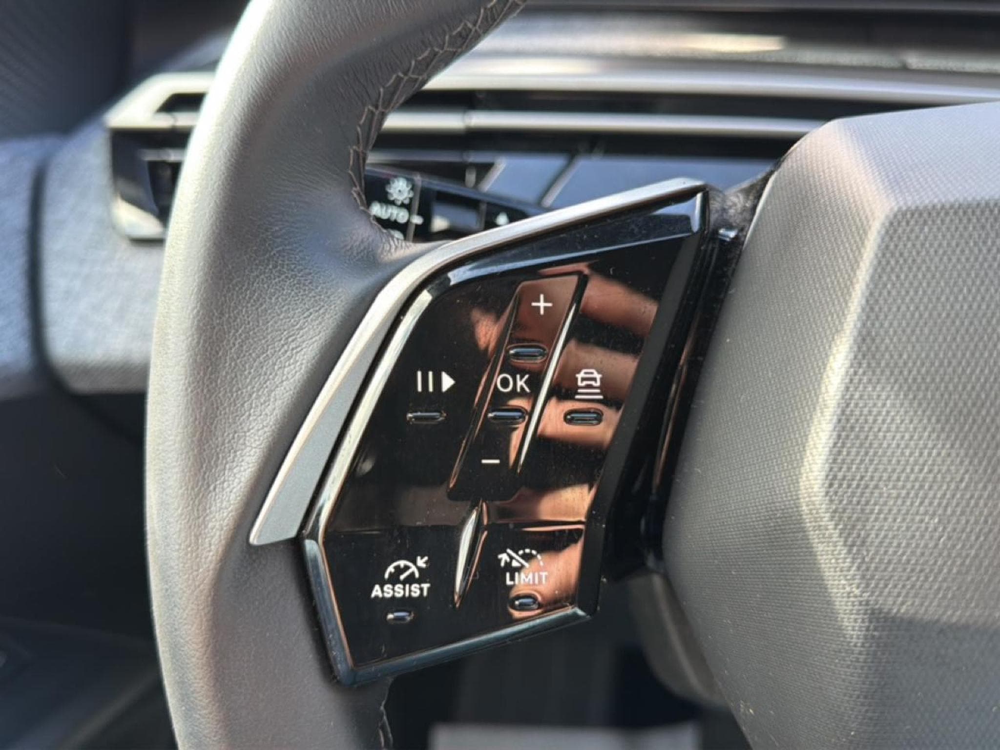 Peugeot 3008 1.2 HYBRID 145 ALLURE E-DCS6 (2025) - Photo 18