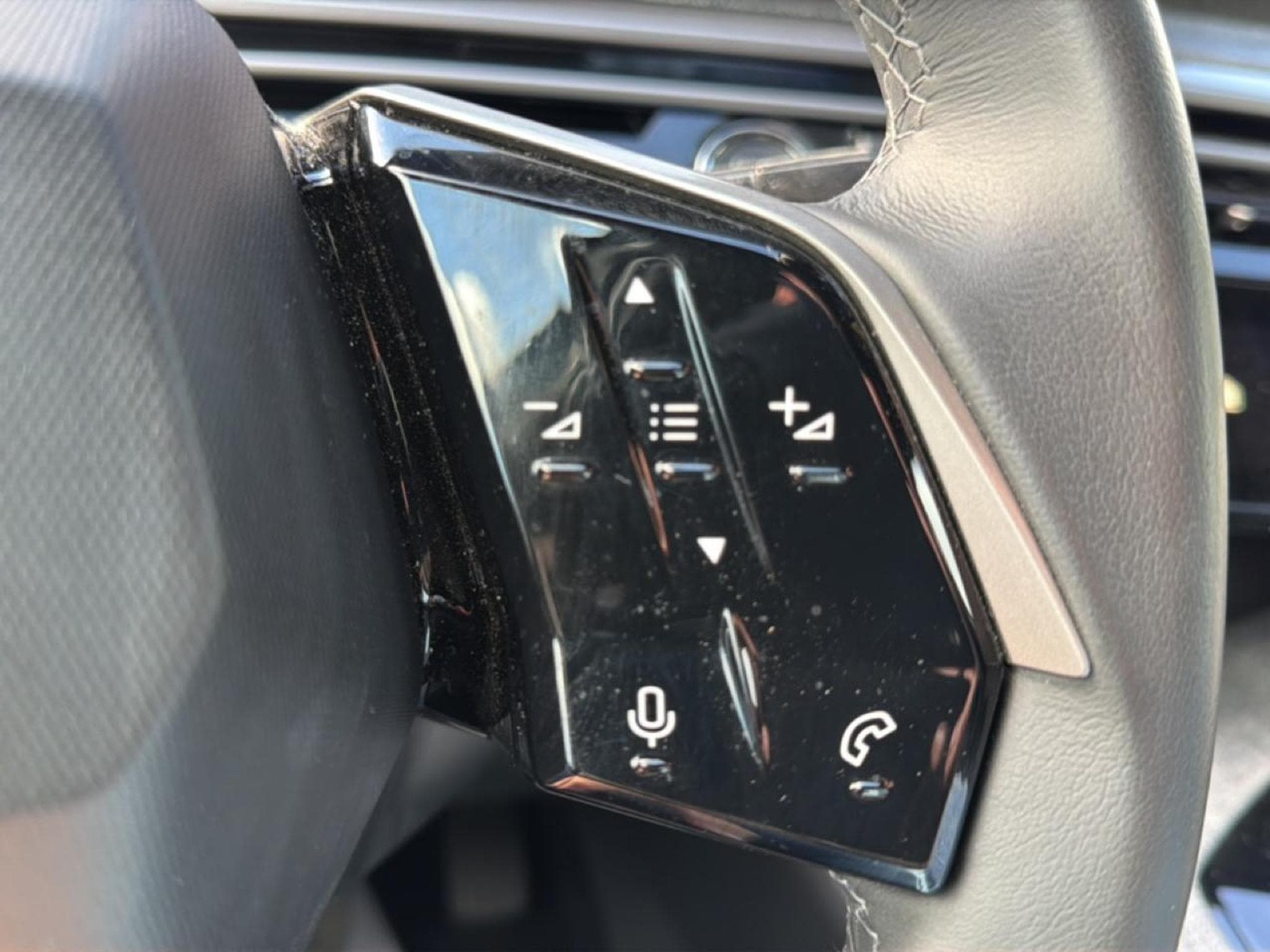 Peugeot 3008 1.2 HYBRID 145 ALLURE E-DCS6 (2025) - Photo 19