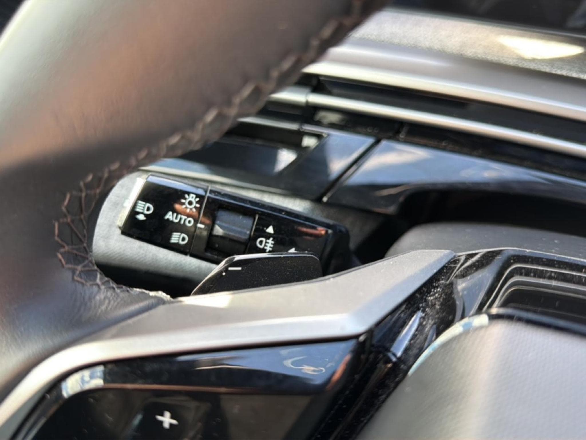 Peugeot 3008 1.2 HYBRID 145 ALLURE E-DCS6 (2025) - Photo 20