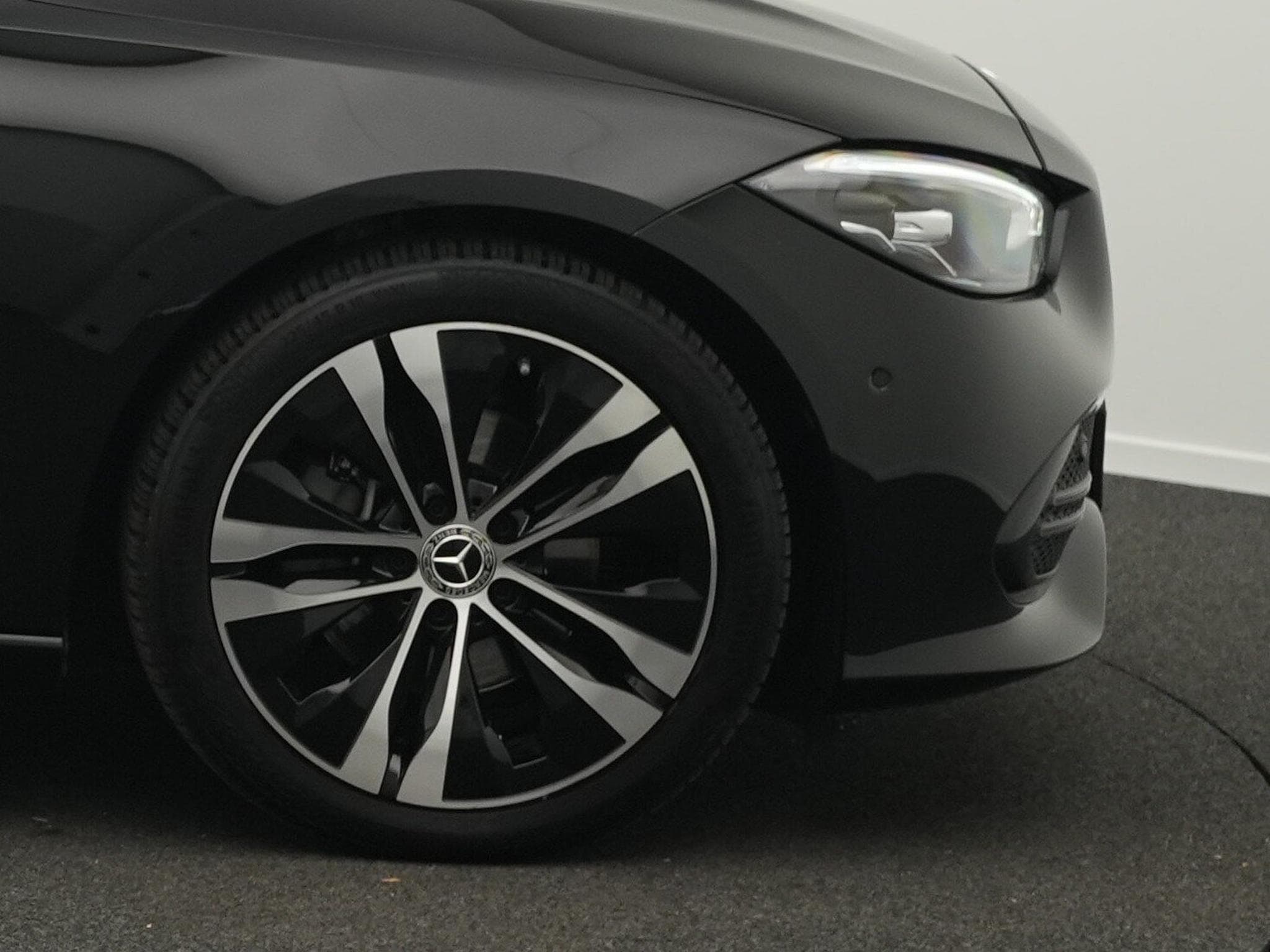Mercedes C 180 T Avantgarde LED+Kamera+EasyPack+MBUX (2025) - Foto 8