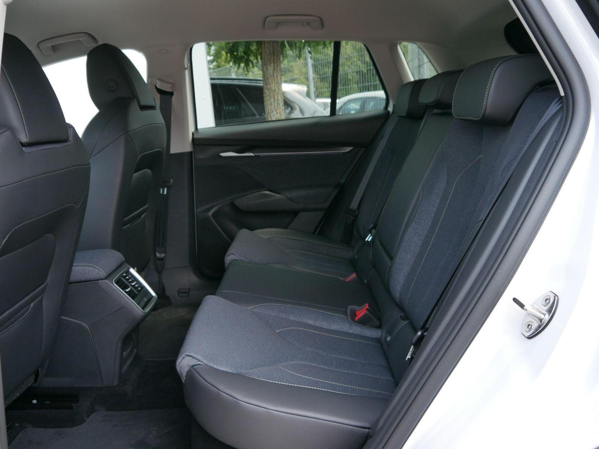 Skoda Elroq 60*ACC*PDC*LED*SHZ*KAMERA*TEMPOMAT*KLIMA*SMARTLINK*EL-HECKKL (2026) - Photo 8