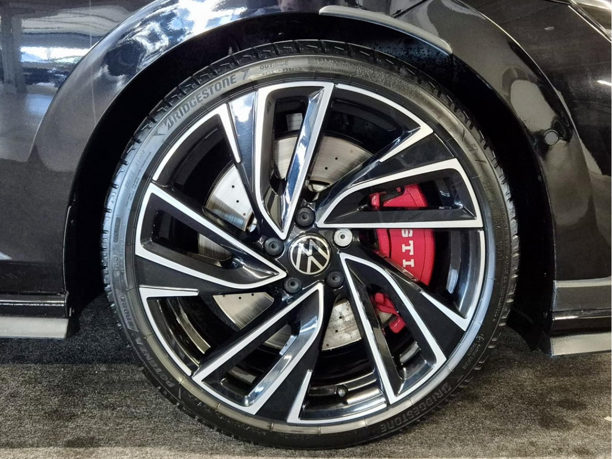 VW Golf GTI 2.0 TSI 300 CLUBSPORT BLACK STYLE HEAD UP HARMAN KARDON (2023) - Foto 13