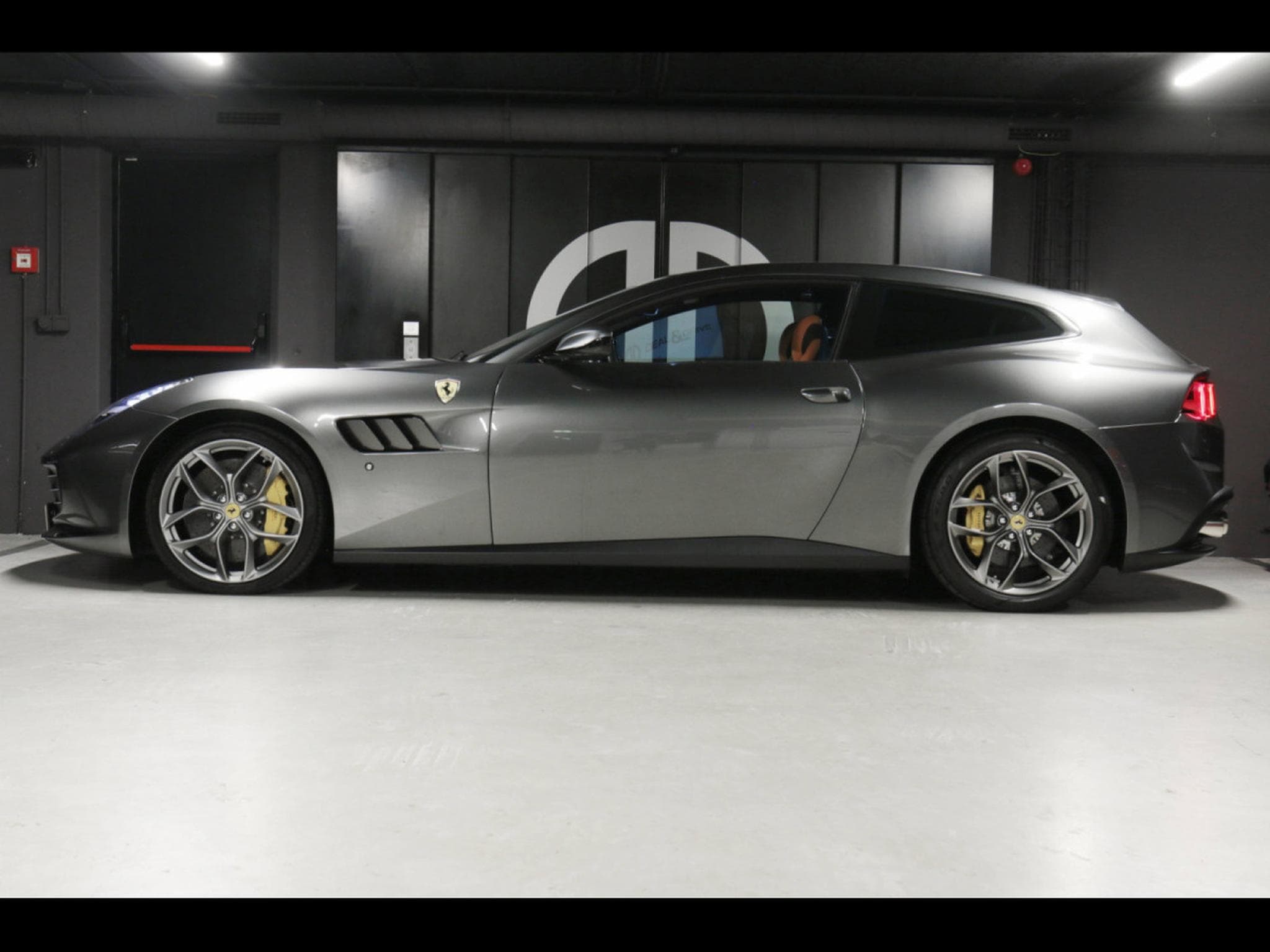 Ferrari GTC4 Lusso V8 T 3.9 (611 CH) – GRIGIO SILVERSTONE (2018) - Photo 2