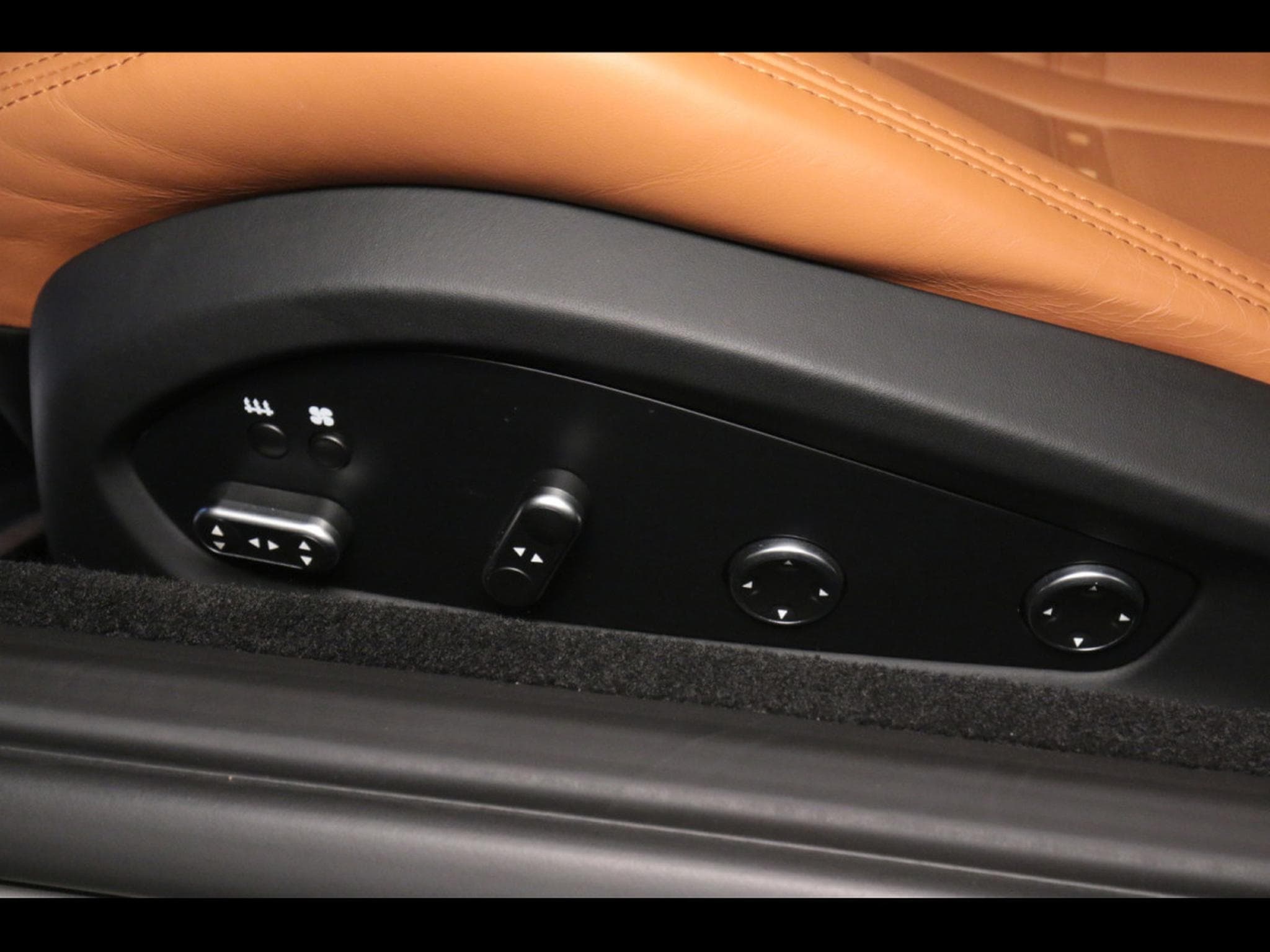 Ferrari GTC4 Lusso V8 T 3.9 (611 CH) – GRIGIO SILVERSTONE (2018) - Photo 25